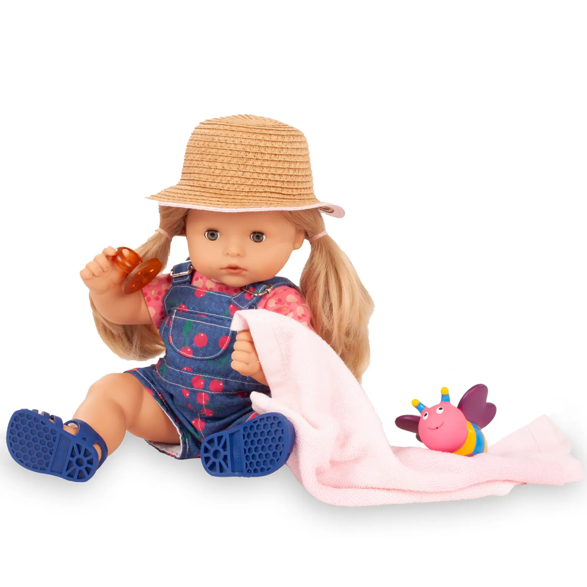 Badepuppe Gr. 42-46 cm mit blondem Haar und blauen Schlafaugen. Sie traegt eine kurze Latzhose, einen Strohhut mit T-Shirt, Sandalen, Badetuch, Wasserspritztier, Buerste und zwei Haargummis von Goetz