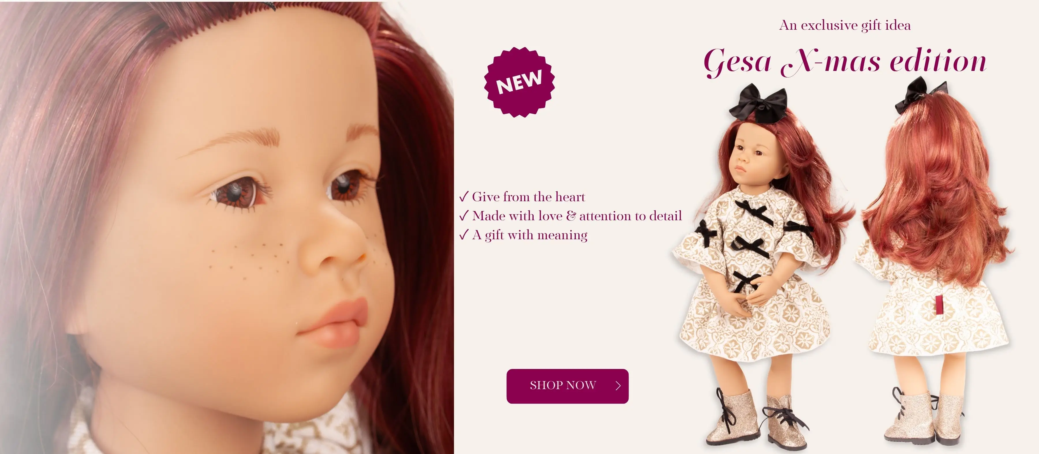 Weihnachtsedition Stehpuppe Gr. 50 cm mit rotem Haar und braunen Augen in einem beige-goldfarbenen Brokatkleid, dazu trägt sie Glitzerboots von Goetz