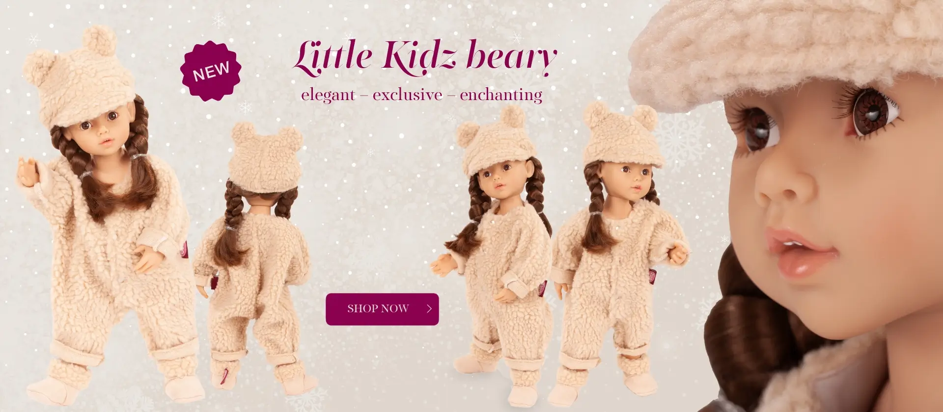 2511151 Little Kidz Baerig Stehpuppe Goetz Little Kidz Multigelenkstehpuppe im Teddy-Onesie mit Teddymuetze und passenden Boots von Goetz