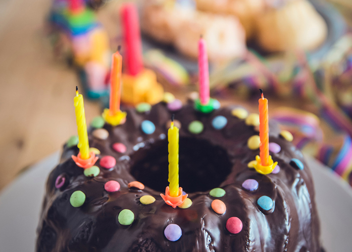 Schokoladengeburtstagskuchen mit Schokoladenlinsen und Kerzen