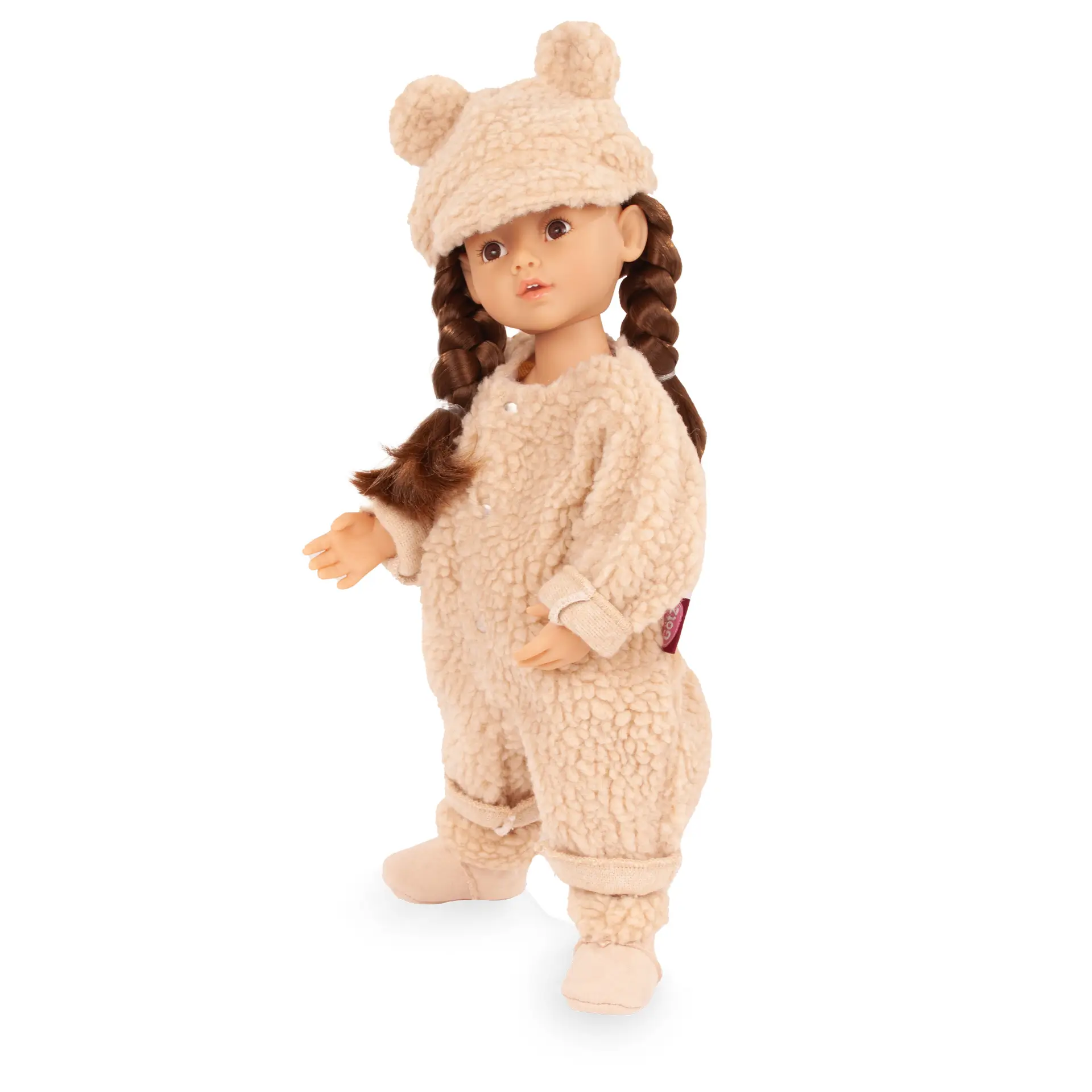 Multigelenk-Stehpuppe Gr. 36 cm mit braunen langen Haaren, die zu Zoepfen geflochten sind und braunen Augen. Sie traegt einen beigefarbenen Teddy-Onesie mit passenden Winterstiefelchen und einer witzigen Cappy mit Baerchen-Ohren von Goetz