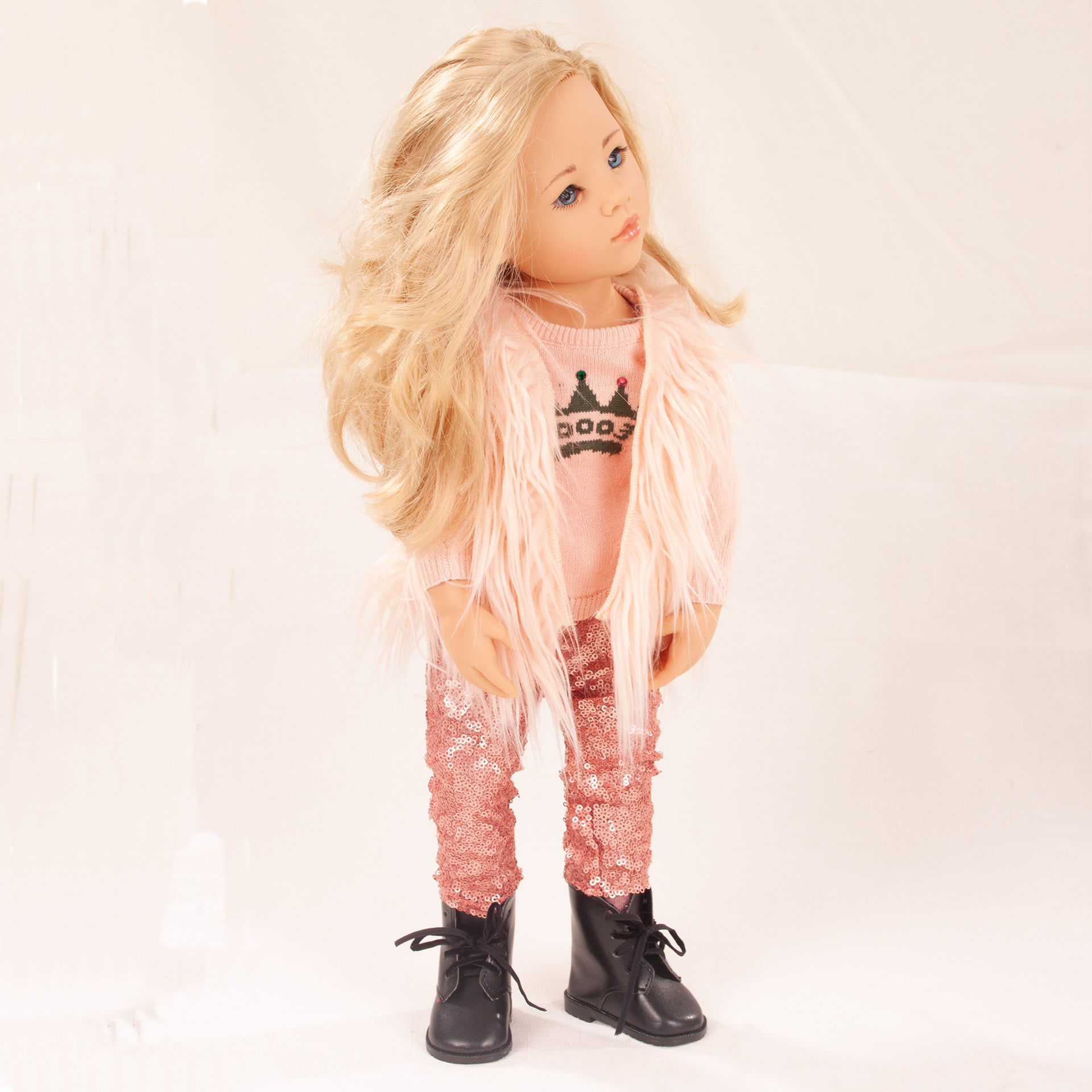 shop-the-look-stehpuppe-boots-glitzerhose-fellweste-strickpullover