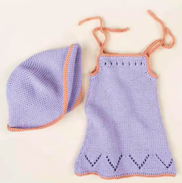 Strickhut und Strickkleid in Flieder für Puppen in Groesse 45–50 cm