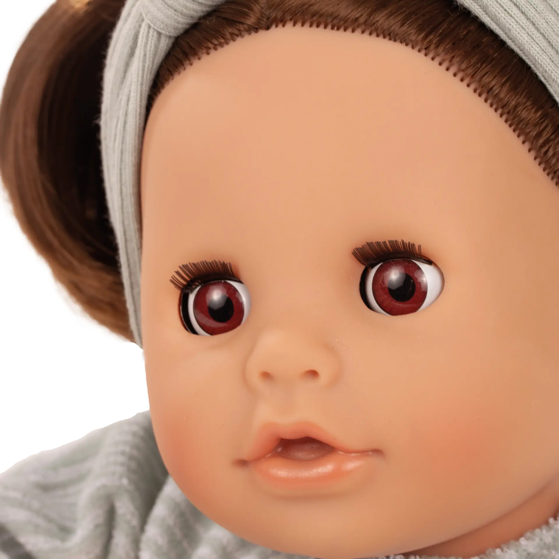 Portrait Badepuppe Gr. 33 cm mit braunen Schlafaugen und braunem Haar und Schnuller. Von Goetz