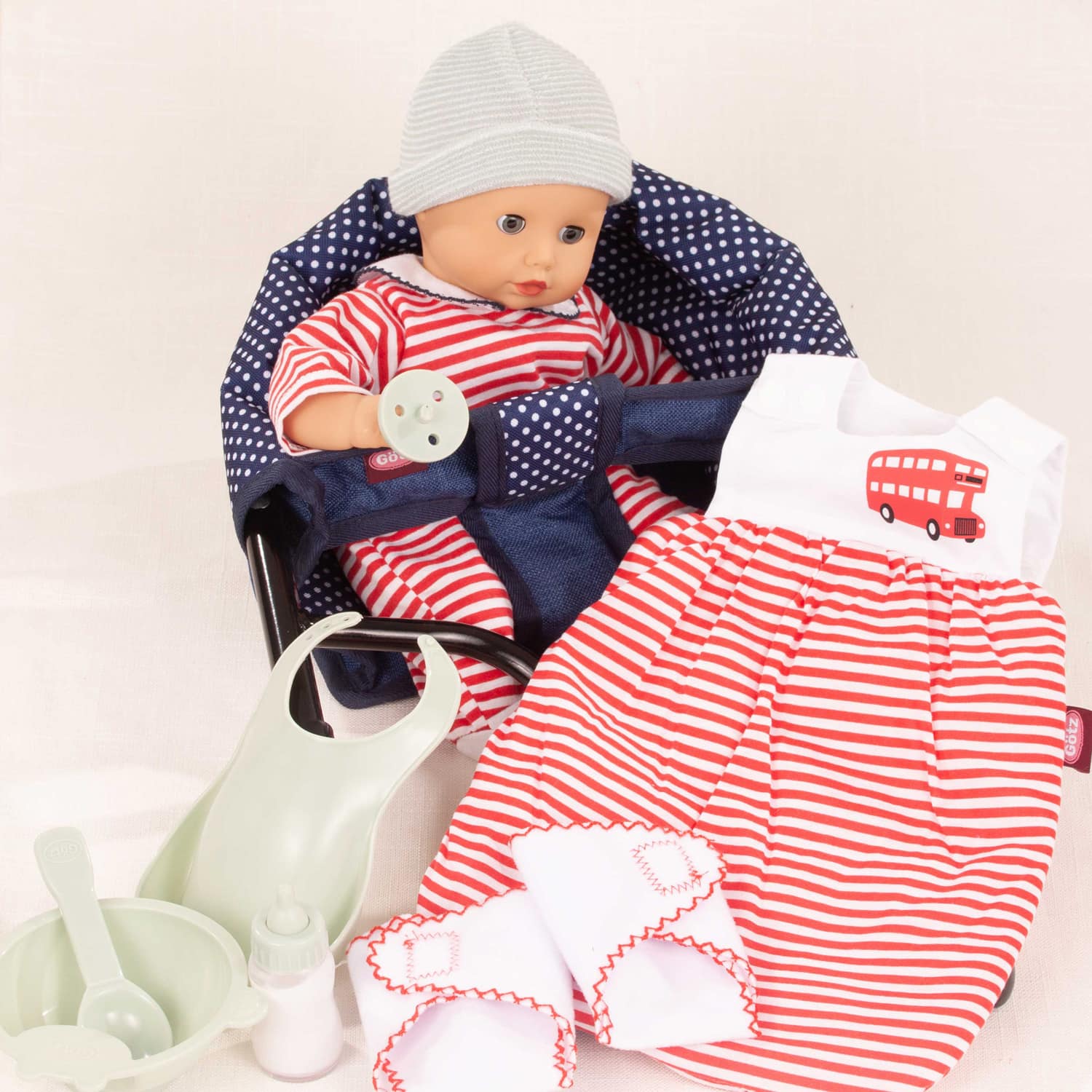 33 cm grosse Babypuppe mit Schlafaugen im Tischsitz, mit Schlafsack, Fuetterset und Windeln