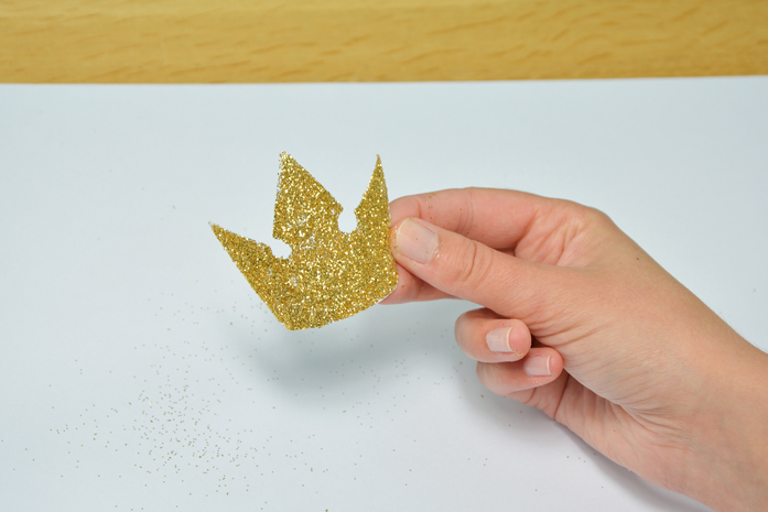 Glitzerkrone vor weißem Hintergrund