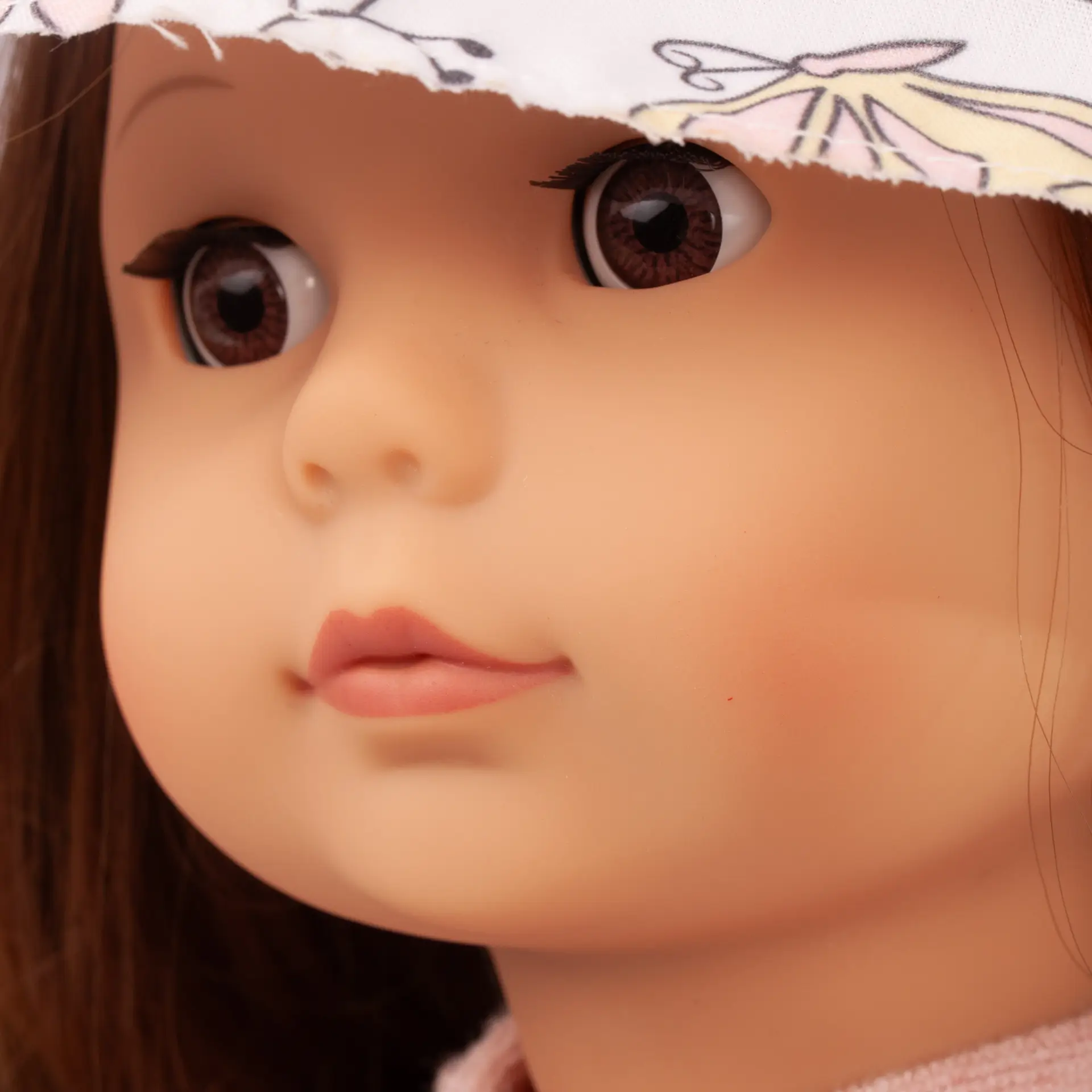 precious-day-girl-elisabeth-schmetterling-stehpuppe-goetz-portrait-hut-langhaarig-braunhaarig-schlafaugen-braune-augen