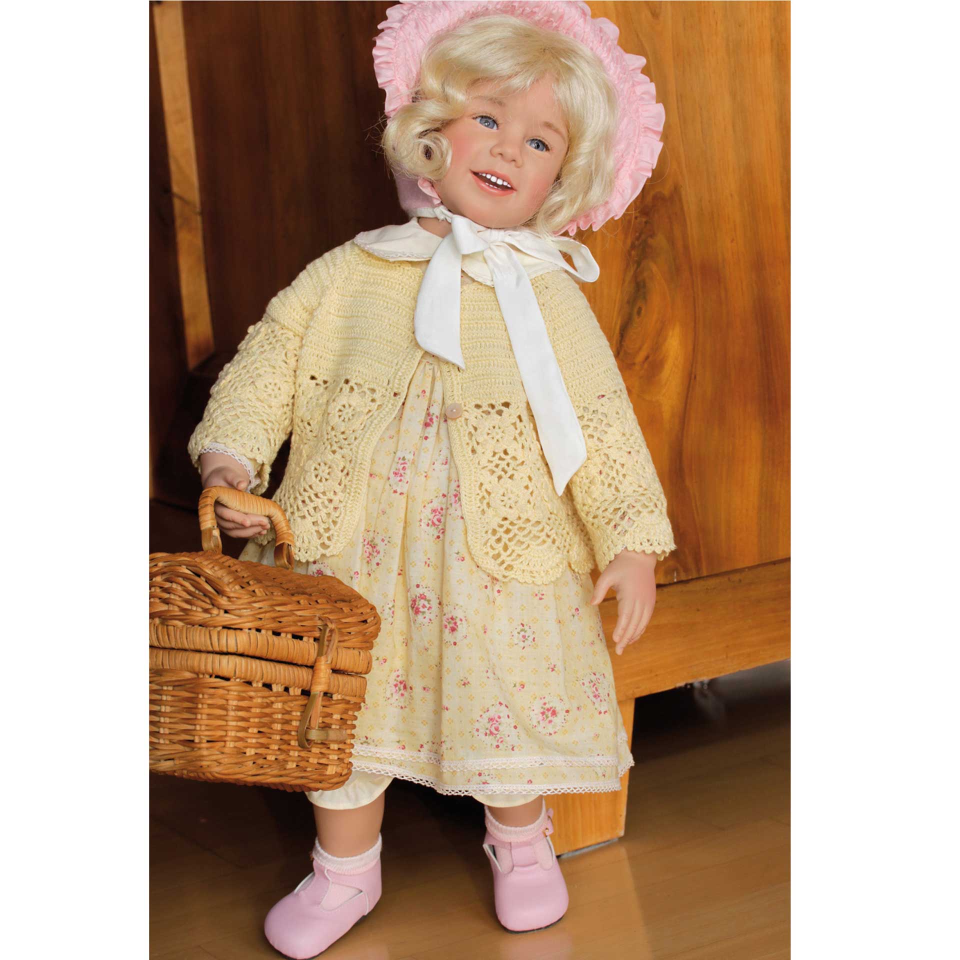 juliane-skille-kuenstlerpuppe-goetz-echthaar-strickjacke-korbtasche-hut-spangenschuhe-mundgeblasene-augen-struempfe-sommerkleid-emo