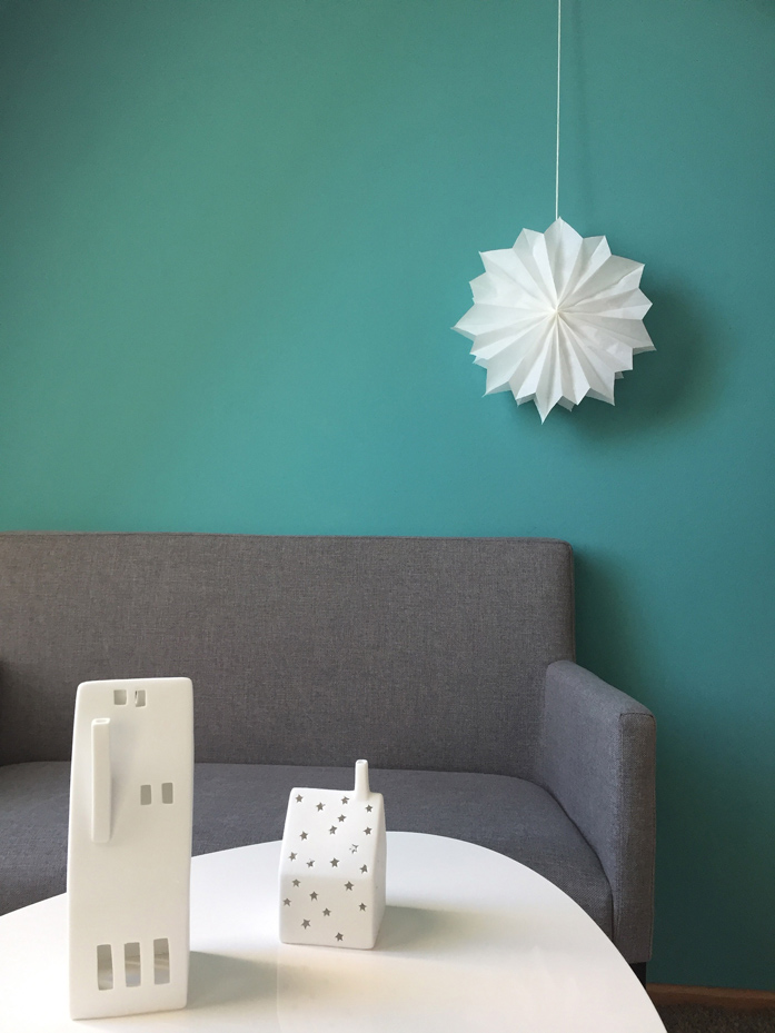 weißer Dekostern an blauer Wand