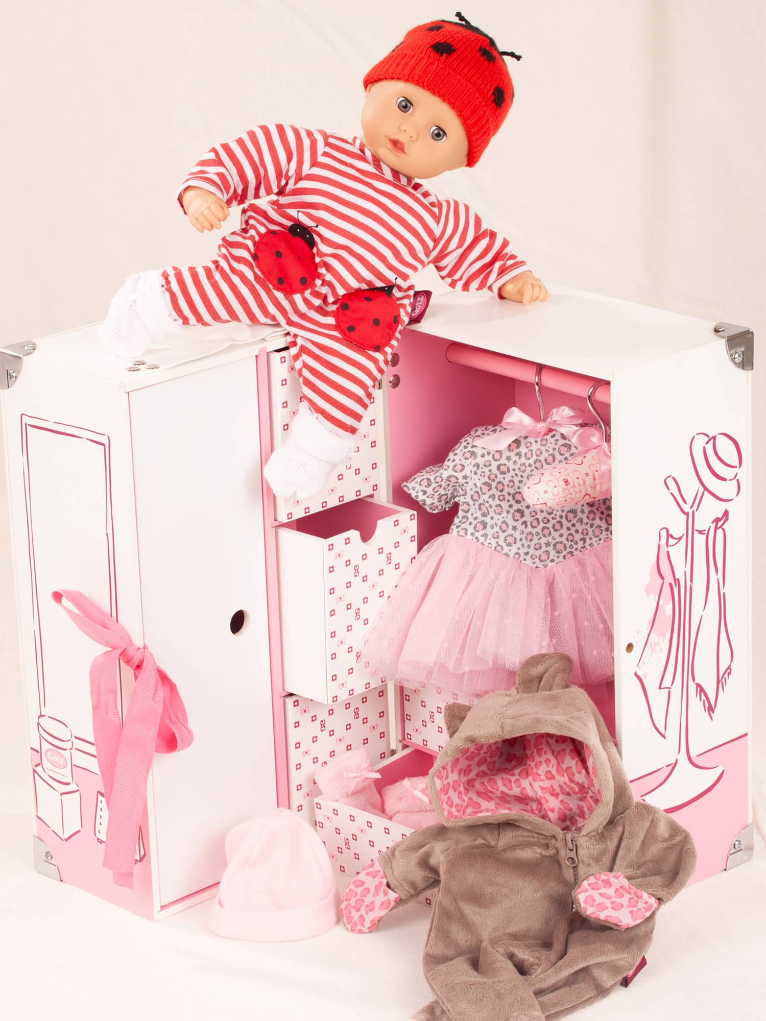 33 cm grosse Babypuppe im Marienkaeferoutfit auf Puppenkleiderschrank mit Baerenonesie, Ballettanzug, Muetze und Soeckchen