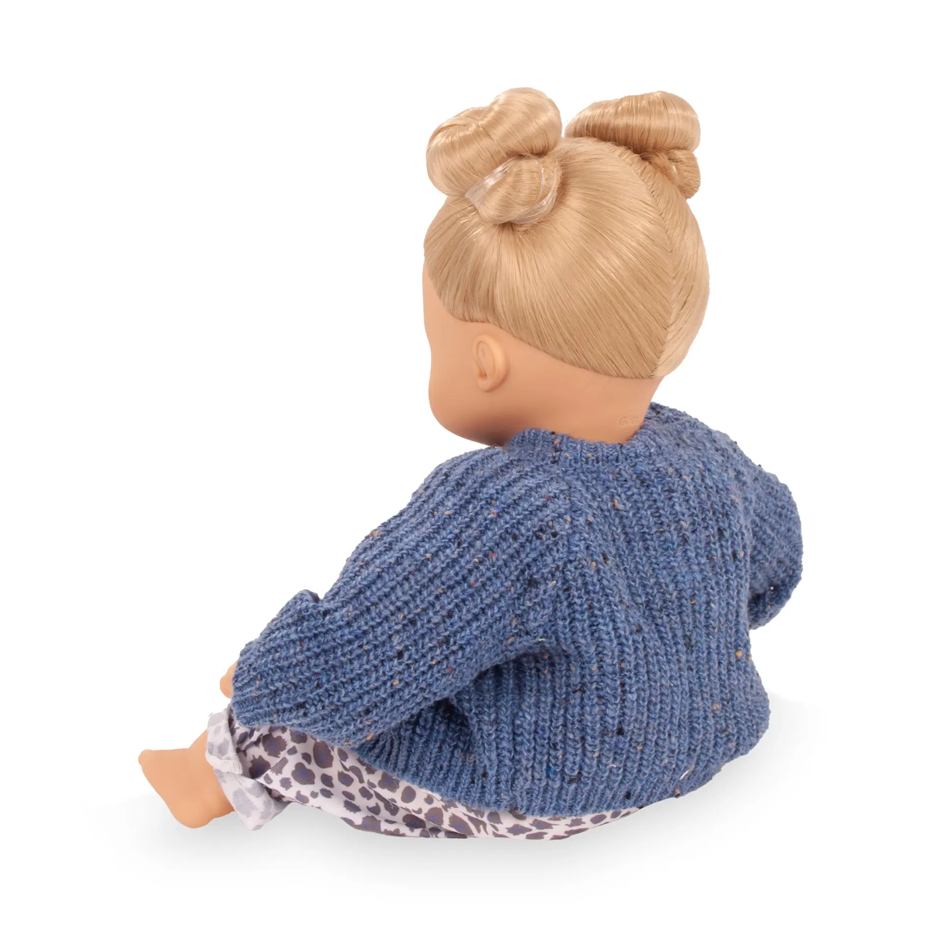 Bekleidungsset fuer Babypuppe Gr. 30-33cm mit Leopardenmuster in Blau-Beige, einer blauen Strickjacke, Rueckansicht. Von Goetz