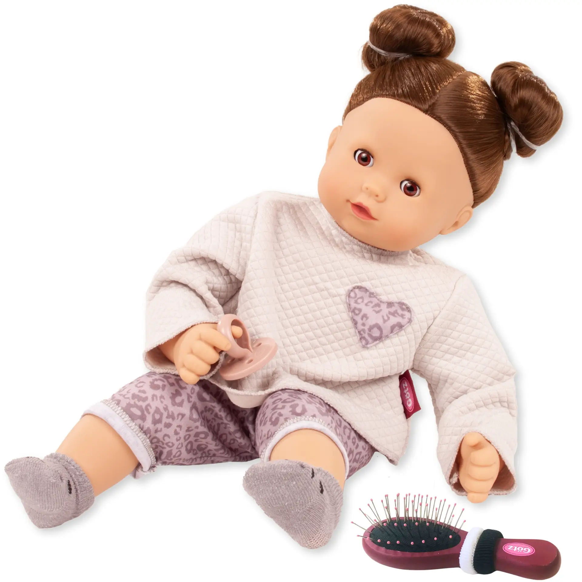 Babypuppe Gr. 42-46 cm mit braunem Haar und braunen Schlafaugen in Fliederfarbenen 2-Teiler und Soeckchen mit Katzenmotiv, dazu einen Schnuller und eine Buerste mit zwei Haargummis von Goetz