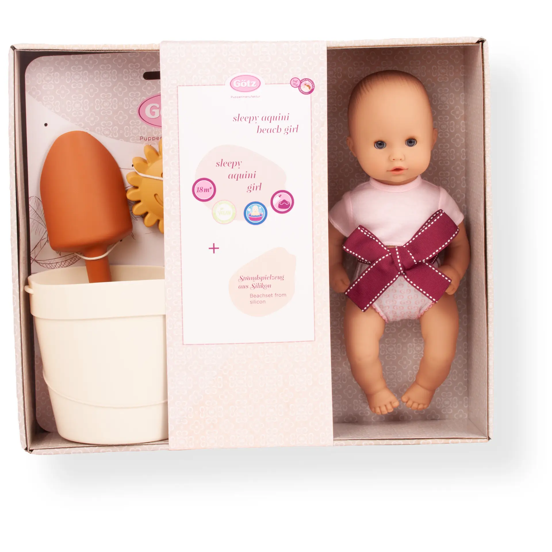 2453557 Geschenkbox Beach Girl Badepuppe Goetz Badepuppe Girl mit Schlafaugen Gr. 30 cm in Geschenkbox und Strandspielzeug Schaufel Eimer und vier Foermchen in Geschenkbox
