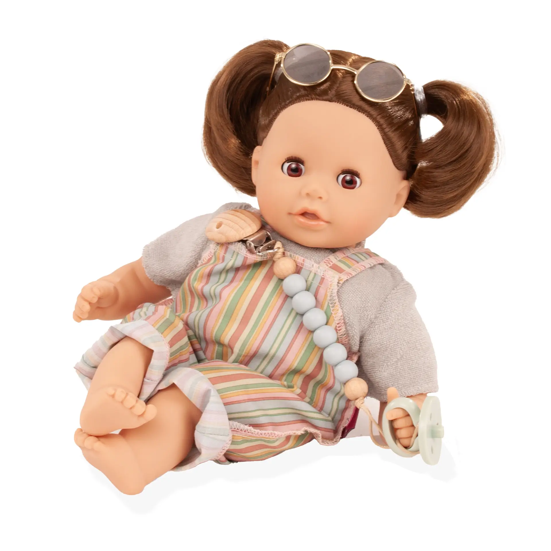 2516071-cosy-aquini-beach-vibes-badebaby-goetz cosy-aquini-beach-vibes-badebaby-goetz-latzhose-schnuller-schnullerkette-sonnenbrille-braunhaarig-braune-augen-schlafaugen