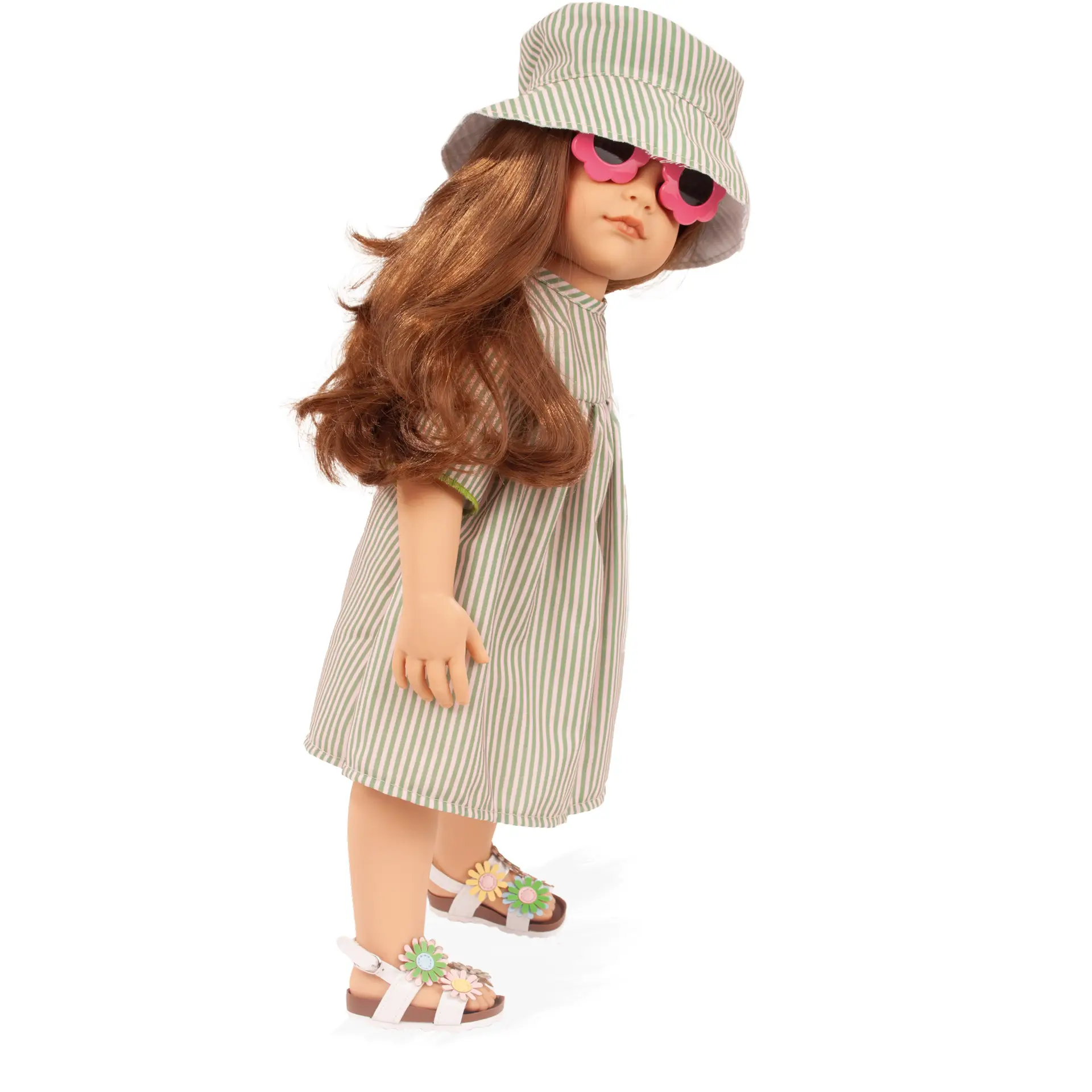 Stehpuppe Gr. 50 cm mit braunem Haar und braunen Augen. Sie trägt ein gruen-gestreiftes Sommerkleid mit Hut und Sonnenbrille, dazu schicke Sandalen mit Blumen von Goetz