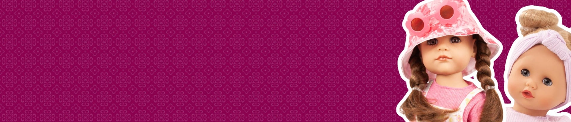 Header Puppen Hannah Garden Lookalike und Muffin BliBlaBlume Goetz Stehpuppe mit Sonnenbrille Hut und braunen Haaren steht neben einer Babypuppe mit blauen Schlafaugen und blonden Haaren vor einem bordeauxfarbenen Hintergrund