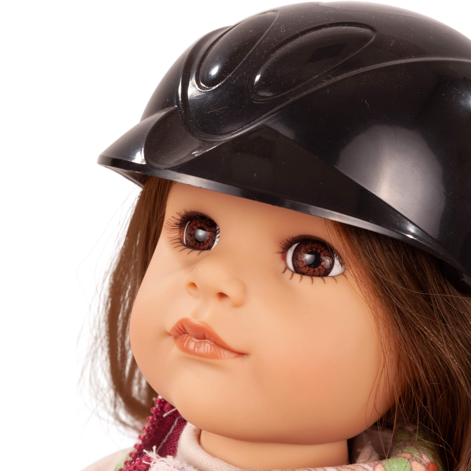 2459008-hannah-loves-horseback-riding-stehpuppe-goetz-portrait hannah-loves-horseback-riding-stehpuppe-goetz-portrait-braune-augen-helm-reithelm-braunhaarig