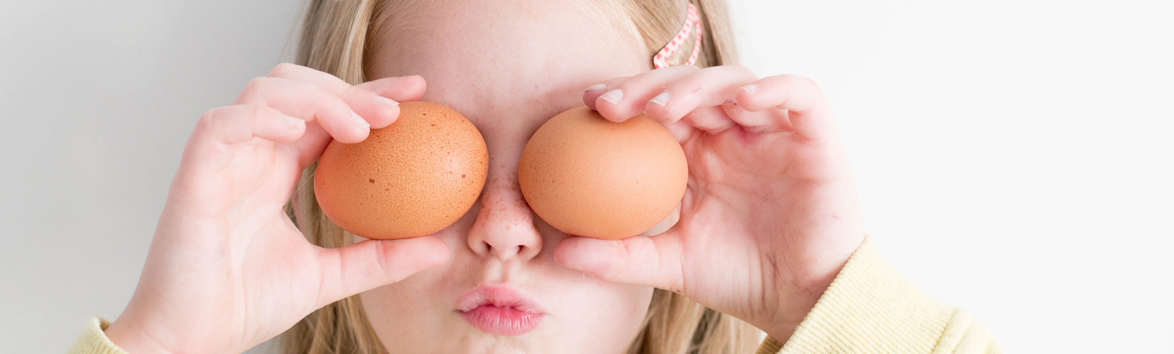 Kind hällt sich Eier vor die Augen - Götz Rezepte - mehr als nur Puppen