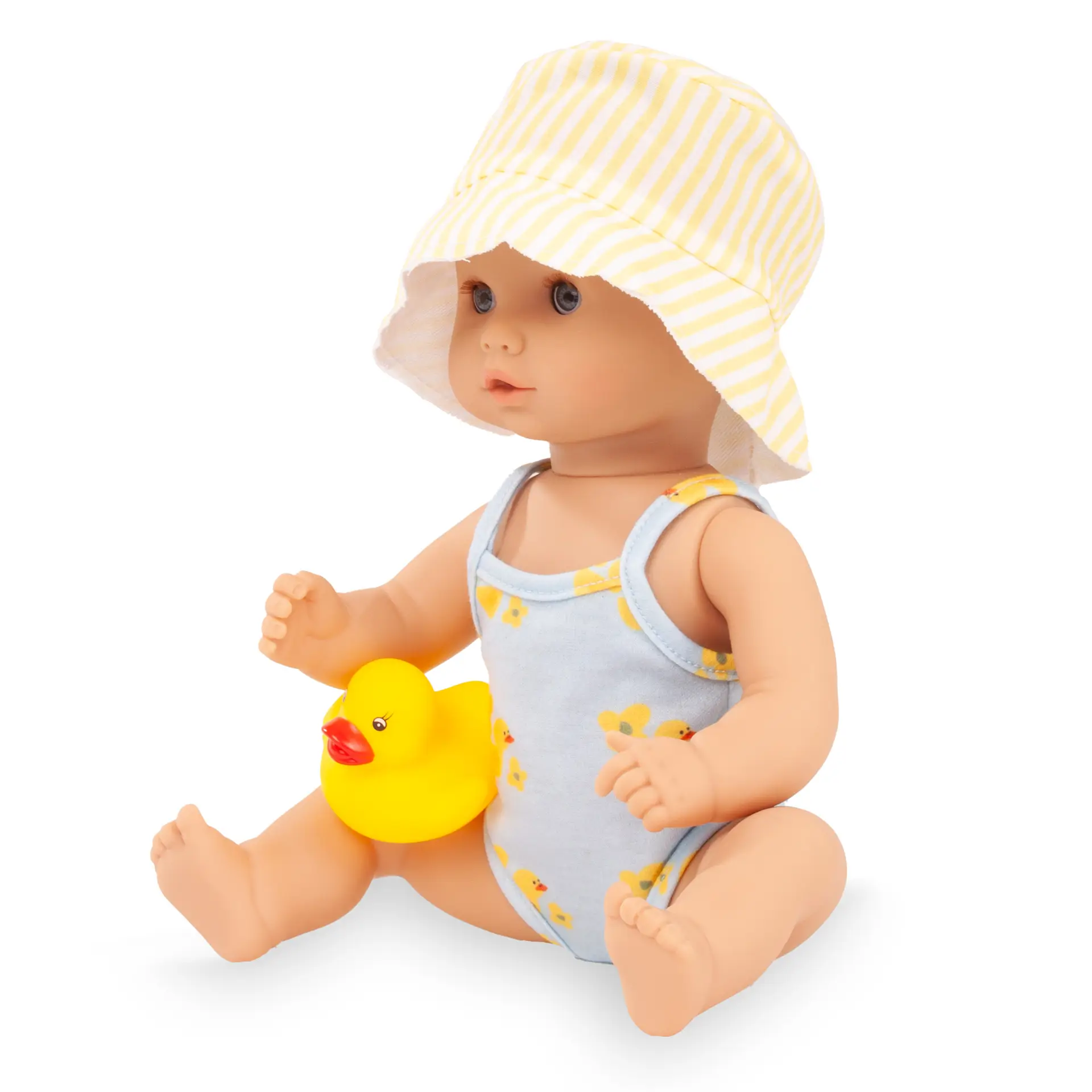 Badepuppe Gr. 30 cm mit Hartkoerper und blauen Schlafaugen. Sie traegt einen hellblauen BAedanzug mit Entenmotiv, einen Sonnenhut und eine Badeente hat sie dabei. Von Goetz