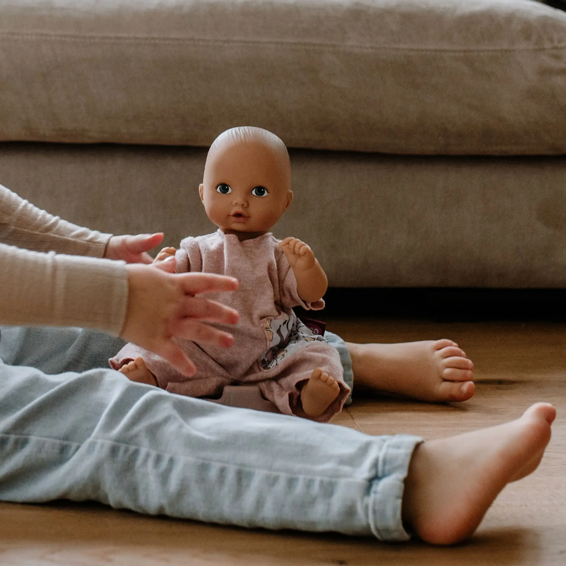 2553060 Aquini Girl Schmetterling Badepuppe Goetz Kind spielt mit 33 cm grosser Babypuppe ohne Haare und mit aufgemalten Augen