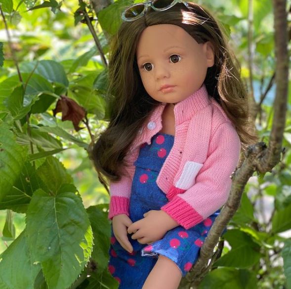 Stehpuppe 50 cm groß mit braunen Haaren Latzhose mit Kirschen Strickjacke und Sonnenbrille