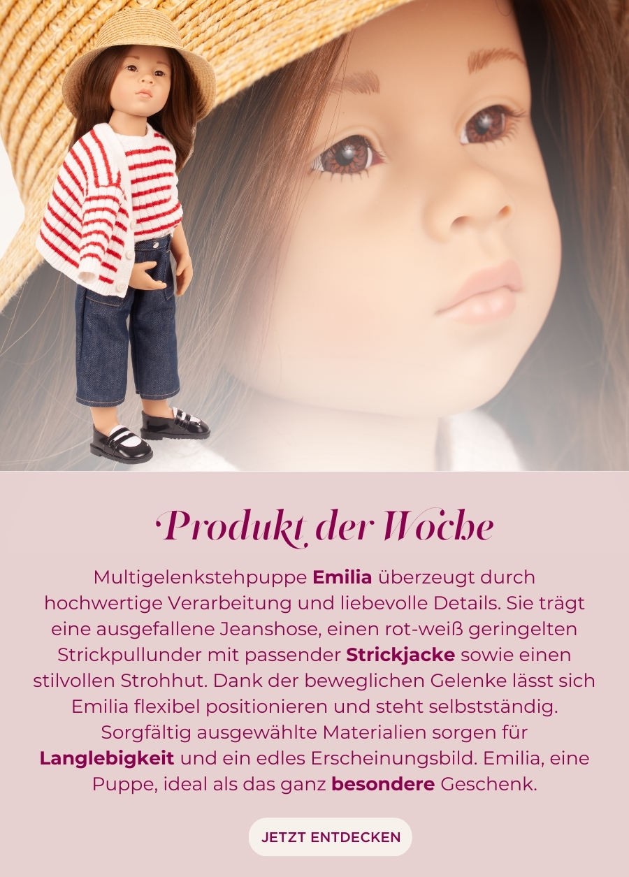Stehpuppe Gr. 45-50 cm mit braunem Haar und braunen Augen. Sie traegt ein geringeltes Strickensemble mit Jeans und Spangenschuhen und einen Strohhut von Goetz