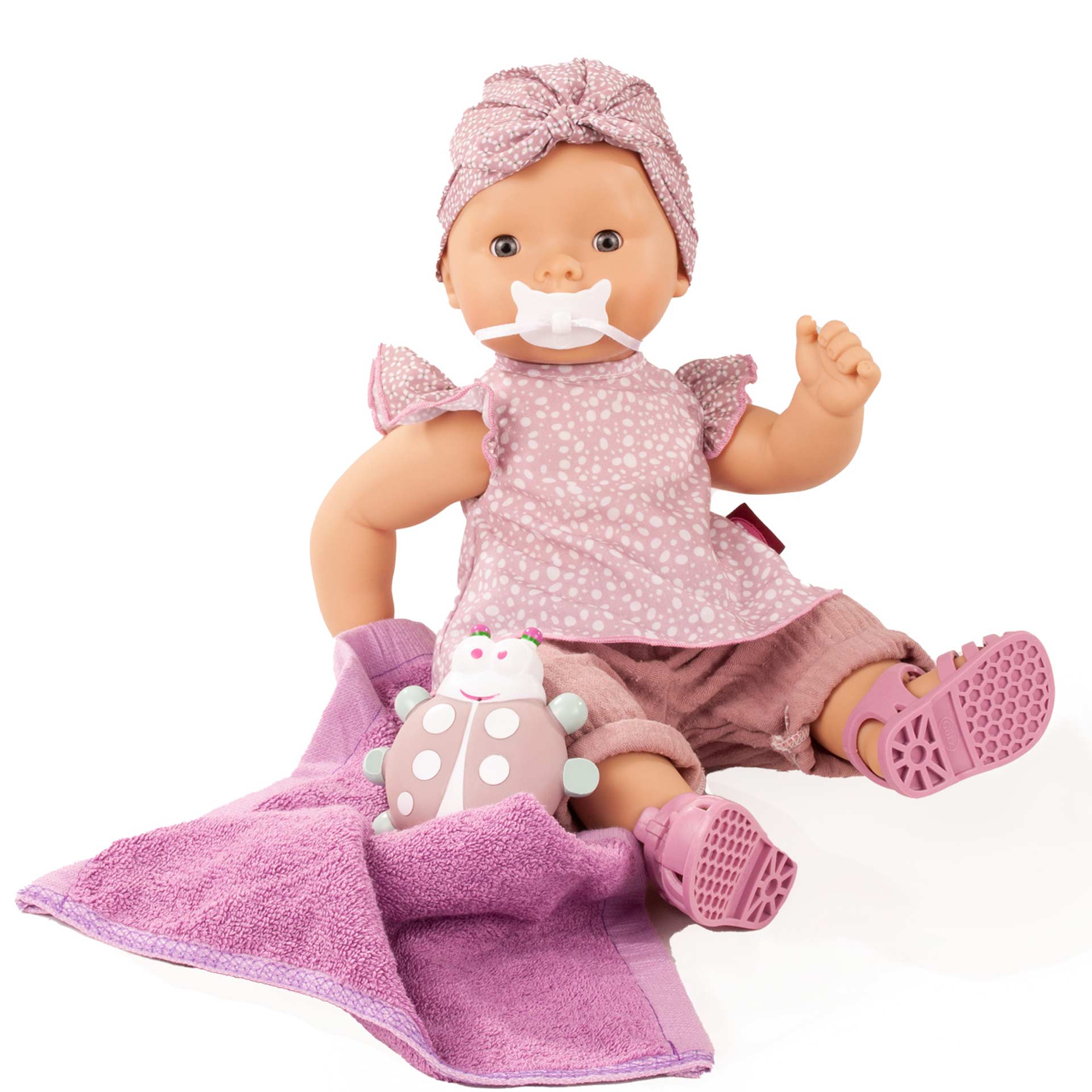 2218046-maxy-aquini-soft-mood-babypuppe-goetz maxy-aquini-soft-mood-babypuppe-kurzaermliges-oberteil-sweat-hose-badesandalen-kopftuch-badetuch-wasserspritztier-schnuller-goetz