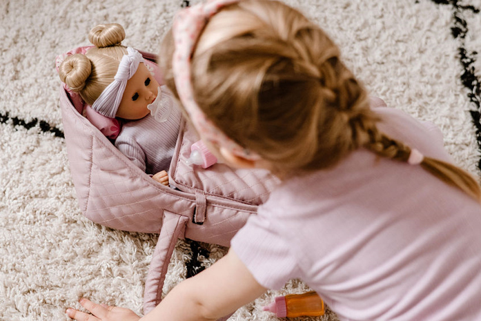 Meadchen-mit-zopf-spielt-mit-muffin-in-tragetasche