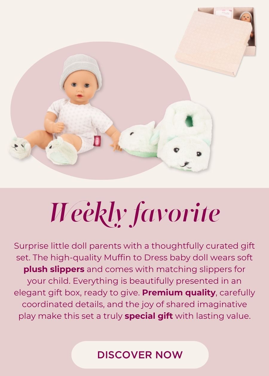 Babypuppe Gr. 30-33 cm mit Plueschhausschuhen und einer Muetze in einer edlen Geschenkbox. DAbei sind die gleichen Plüschhausschuhe fürs Kind von Goetz
