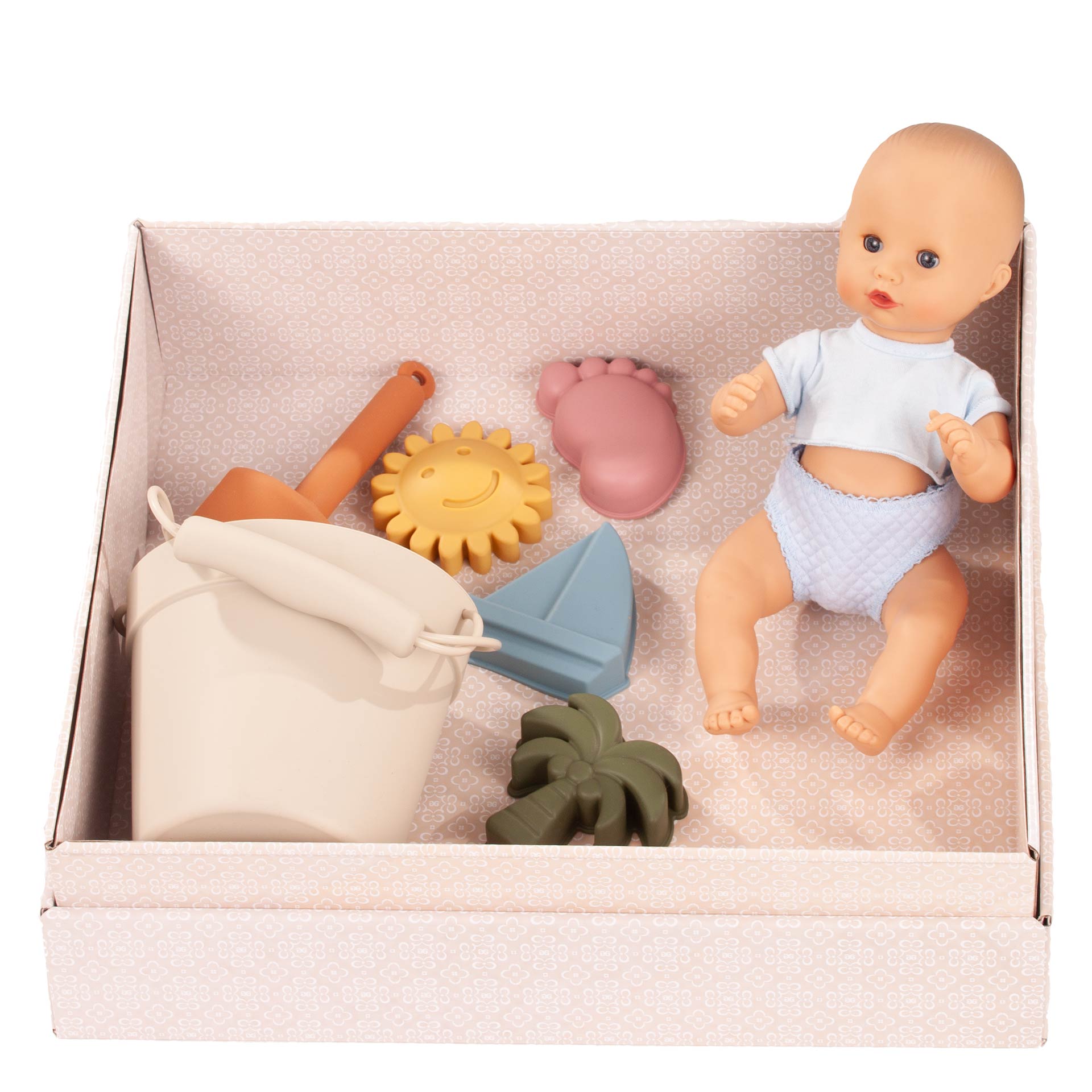 2454520 Geschenkbox Beach Boy Badepuppe Goetz Badepuppe mit Schlafaugen ohne Haare Gr. 30 cm mit Strandspielzeug, Schaufel, vier Foermchen und einem Eimer Set in edler Geschenkbox