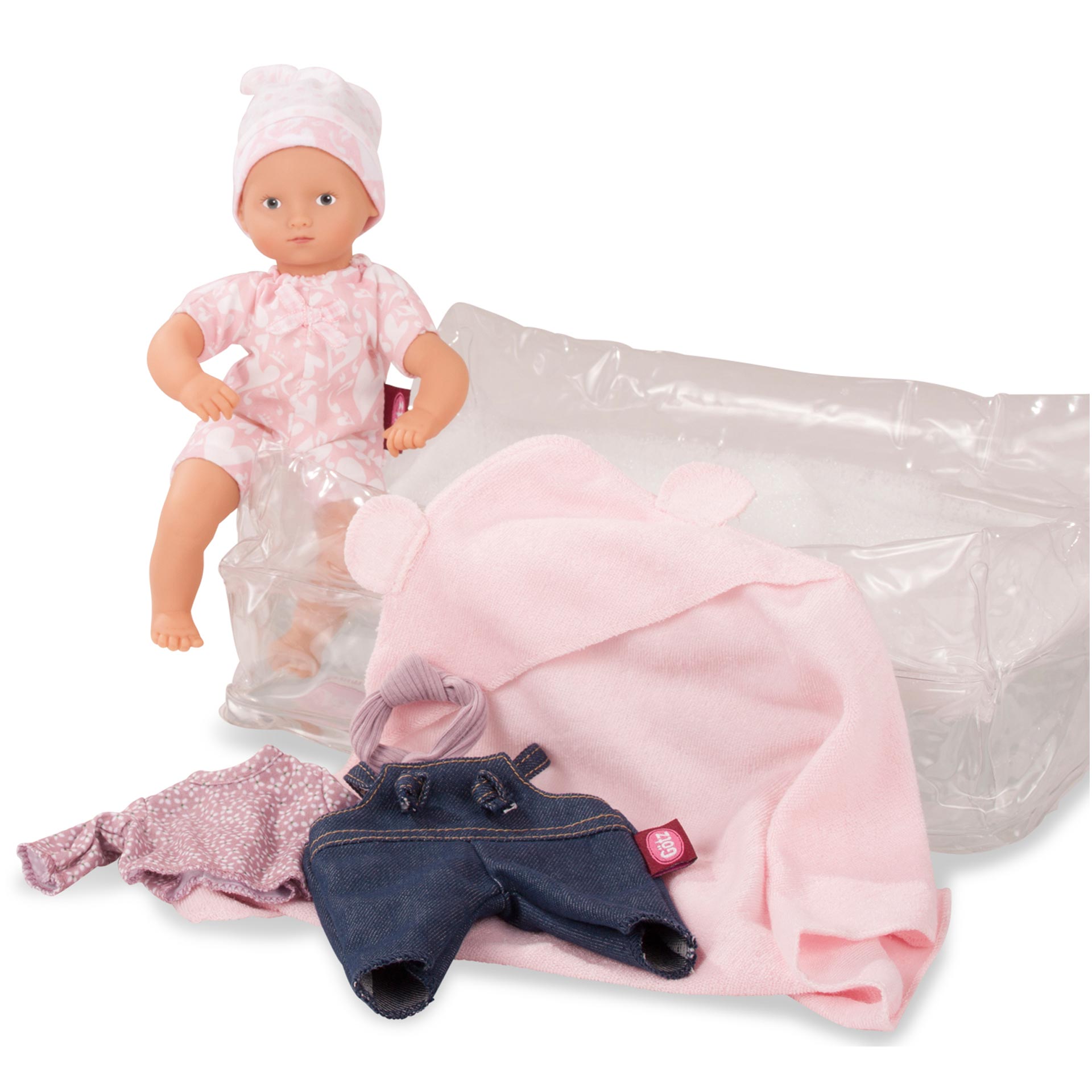 2285003-mini-aquini-set-puppe-goetz 2285003-mini-aquini-set-puppe-langarm-shirt-jeans-latzhose-stirnband-kapuzentuch-pool-muetze-goetz