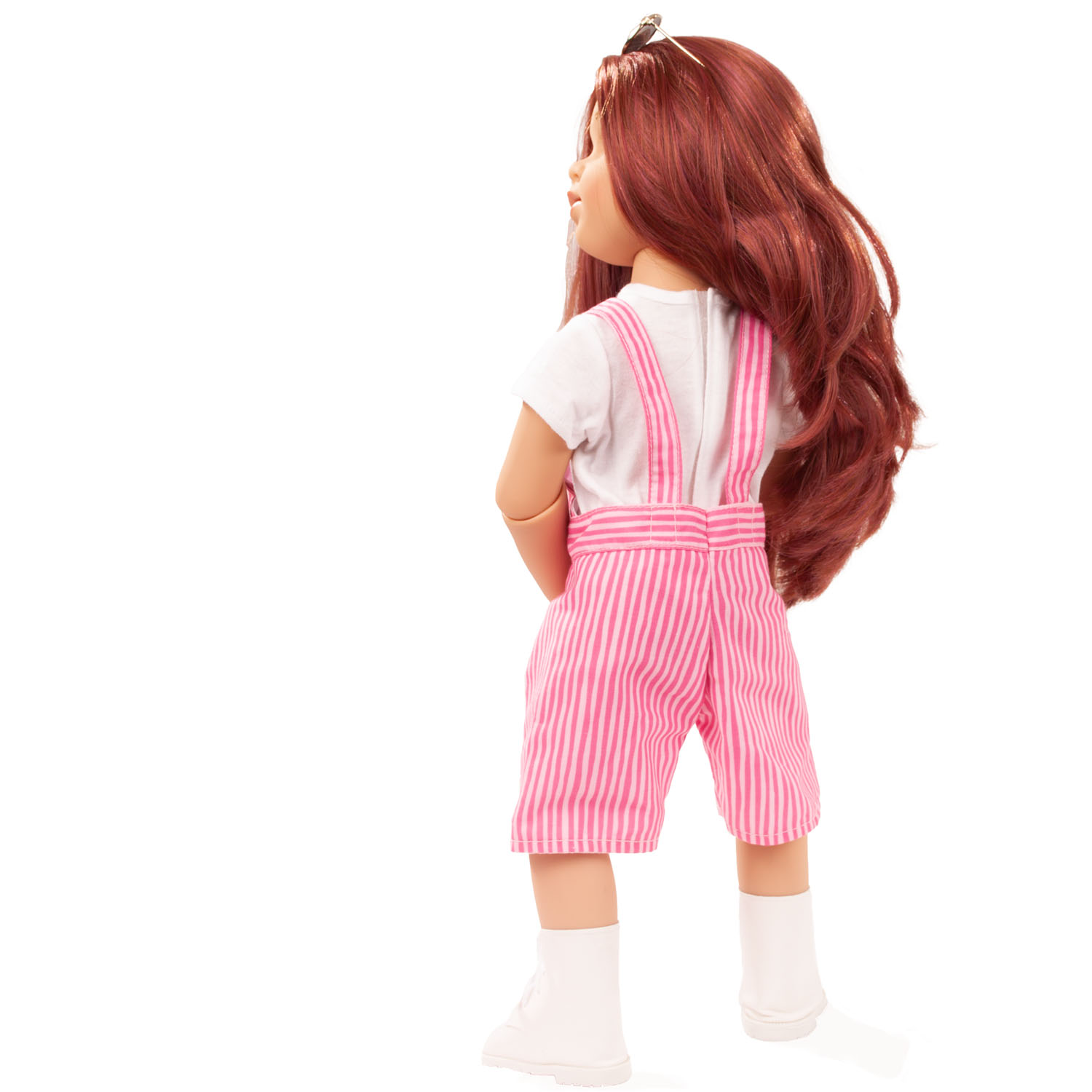 laura-multigelenkstehpuppe-goetz-latzhose-shirt-stiefel-bruenett-pink-gestraehntes-haar