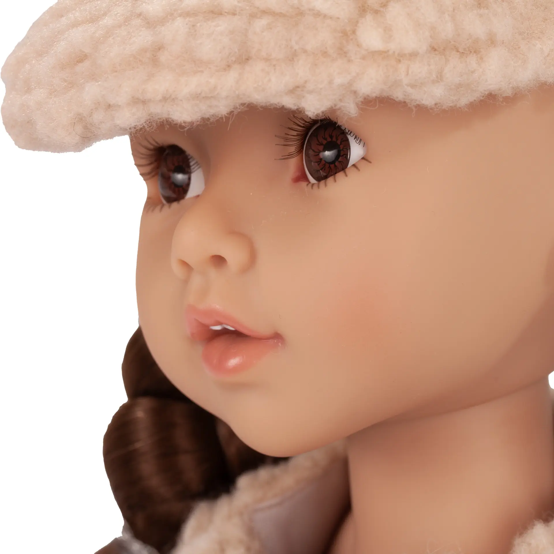 2511151 Little Kidz Baerig Multigelenkstehpuppe Goetz Portraitaufnahme der Multigelenk-Stehpuppe Gr. 36 cm mit braunen langen Haaren, die zu Zoepfen geflochten sind und braunen Augen von Goetz