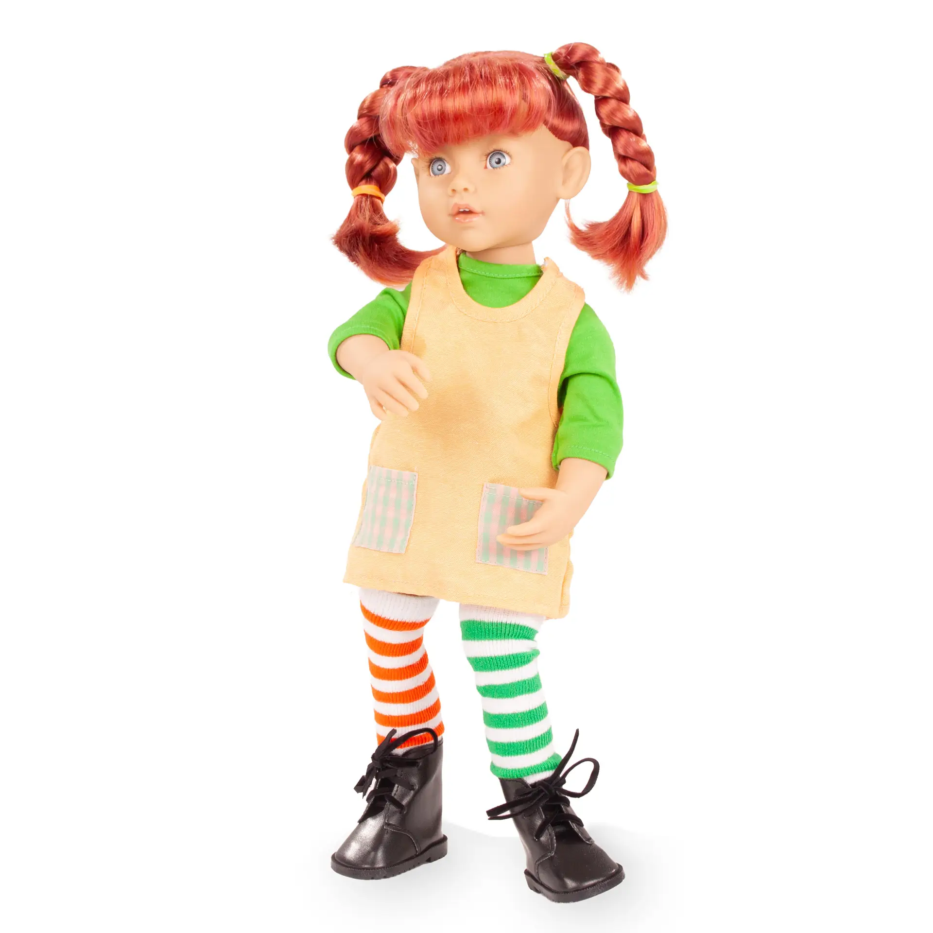 Stehpuppe Gr. 36 cm mit roten Haaren, die zu zwei Zoepfen geflochten sind. Sie hat blaue Augen, traegt ein kurzes Kleid in grün mit einer Schuerze darueber, unterschiedlich farbige Struempfe und schwarze Boots von Goetz