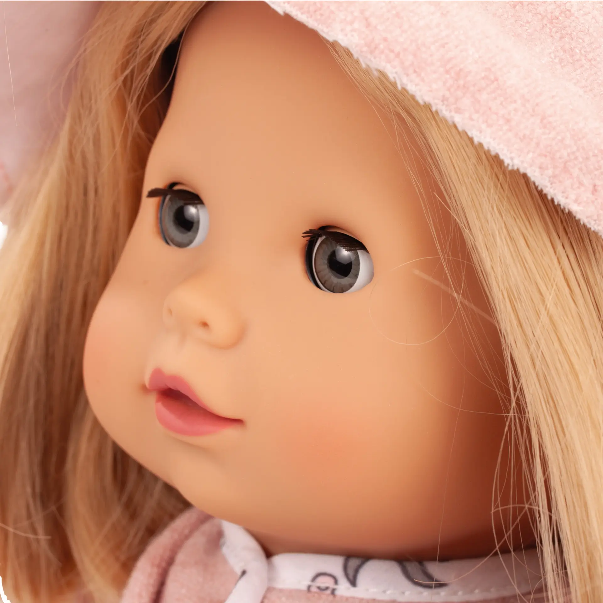 maxy-muffin-schmetterling-babypuppe-goetz-hut-blond-pagenkopf-schlafaugen-blaue-augen