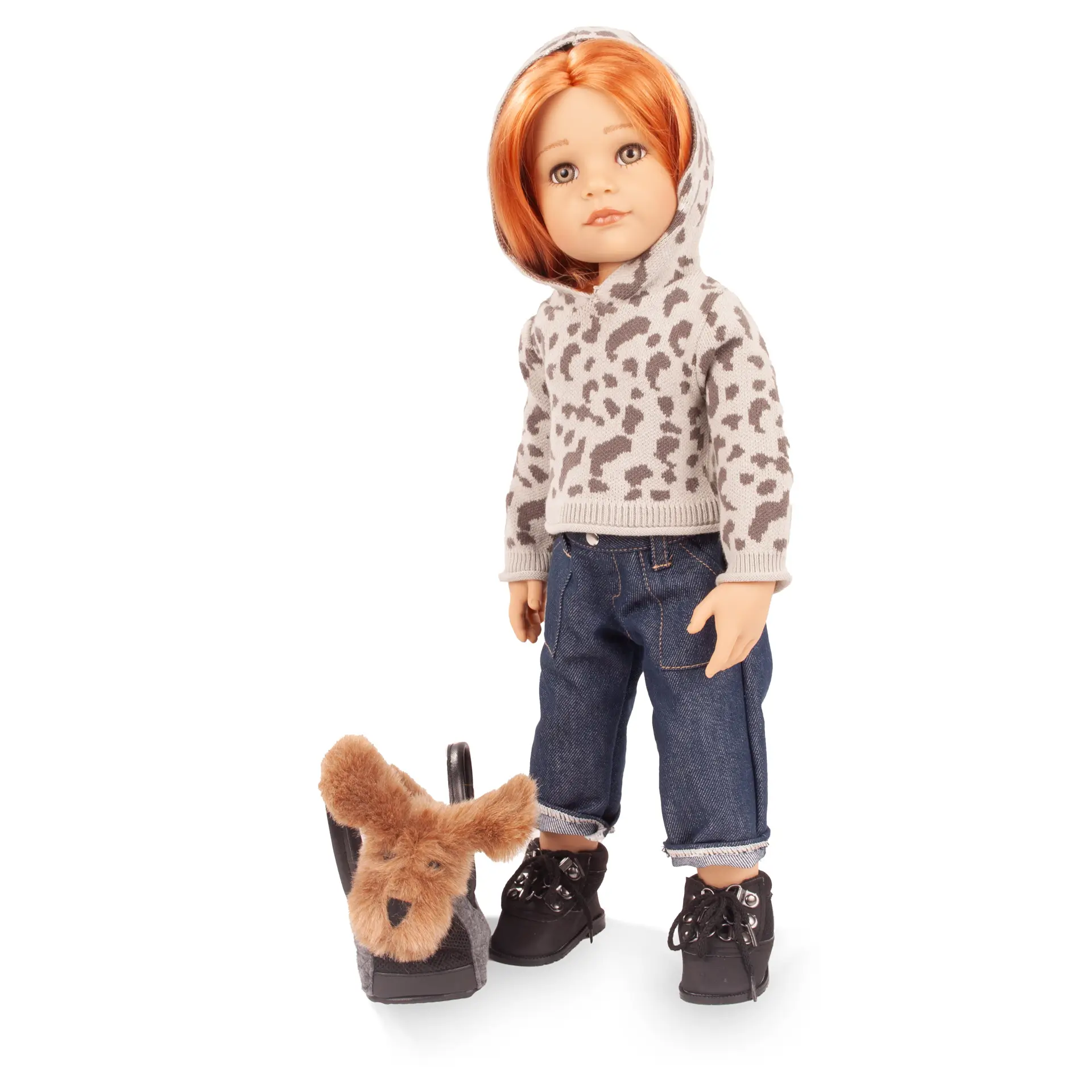Stehpuppe Gr. 50 cm mit roten langen Haaren und gruenen Augen. Sie traegt einen Strick-Hoodie in Leo-Design mit Jeanshose und schwarzen Booties. Dazu ein braunfarbiger Hund in einer Hundetragetasche von Goetz