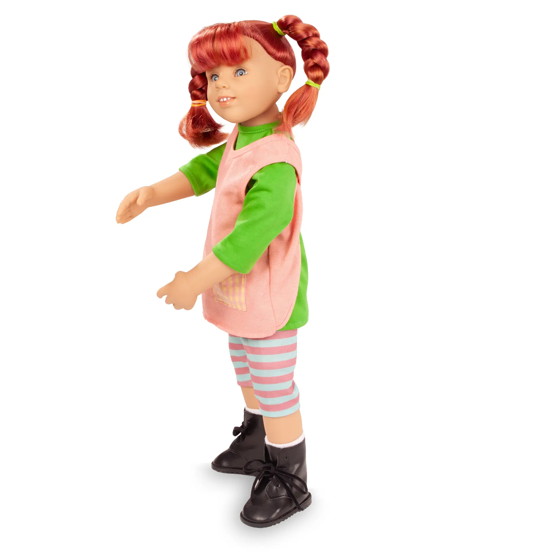 Stehpuppe Gr. 45-50 cm mit roten Haaren, die zu zwei Zoepfen geflochten sind und sie hat blaue Augen. Sie traegt ein gruenes Shirt mit einer orangefarbenen Schuerze, darunter eine geringelte Leggings, dazu weisse Struempfe und schwarze Boots von Goetz