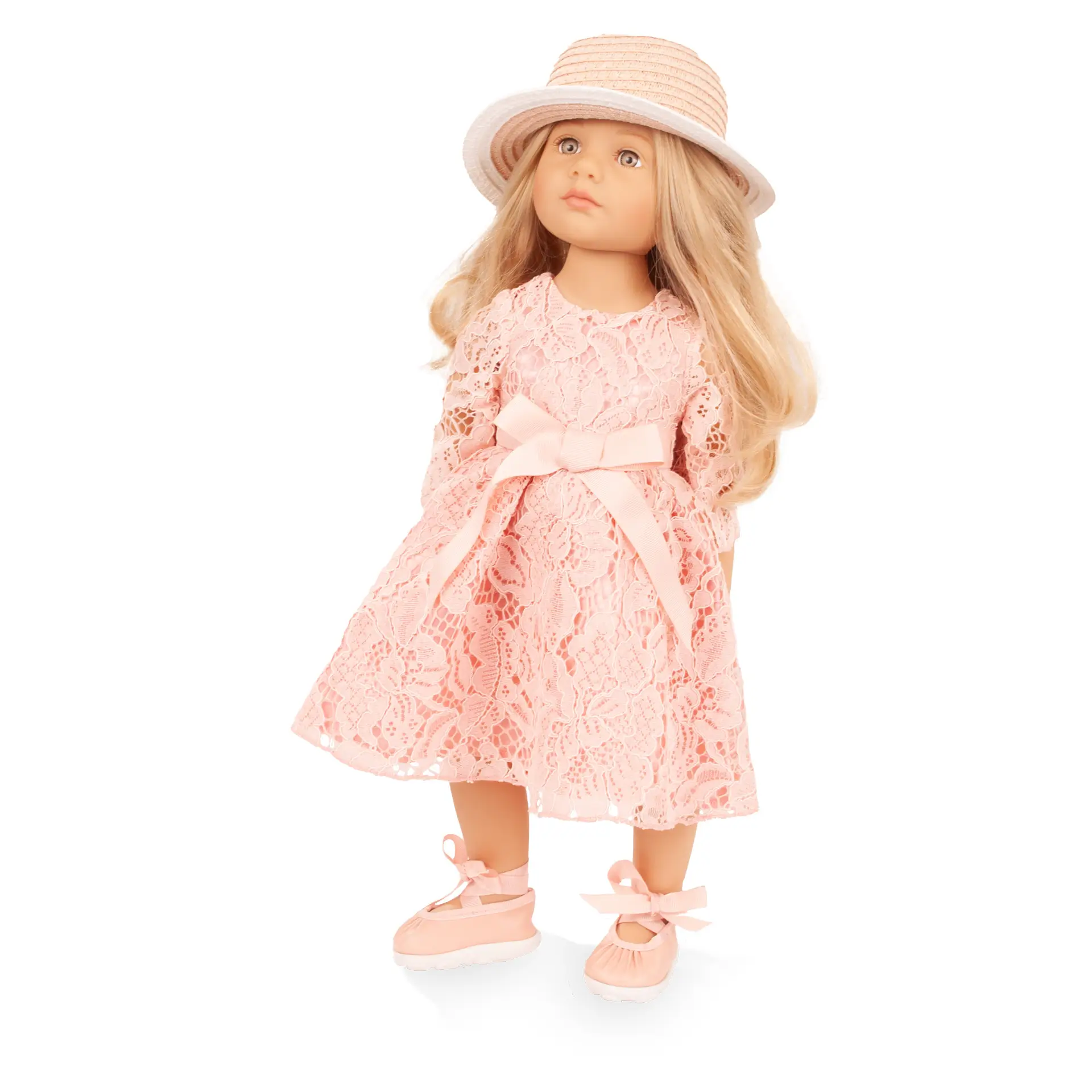 Stehpuppe Gr. 50 cm mit blondem langen Haar und grauen Augen. Sie traegt ein Spitzenkleid mit Schleife und Ballerinas zum Binden, dazu einen Hut. Von Goetz