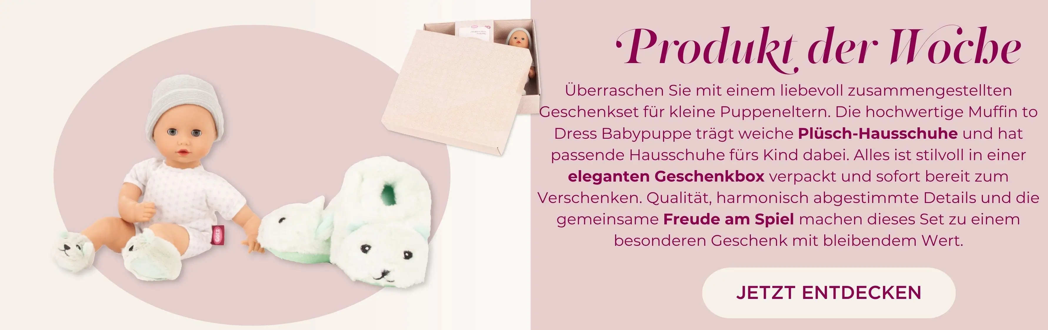Babypuppe Gr. 30-33 cm mit Plueschhausschuhen und einer Muetze in einer edlen Geschenkbox. DAbei sind die gleichen Plüschhausschuhe fürs Kind von Goetz