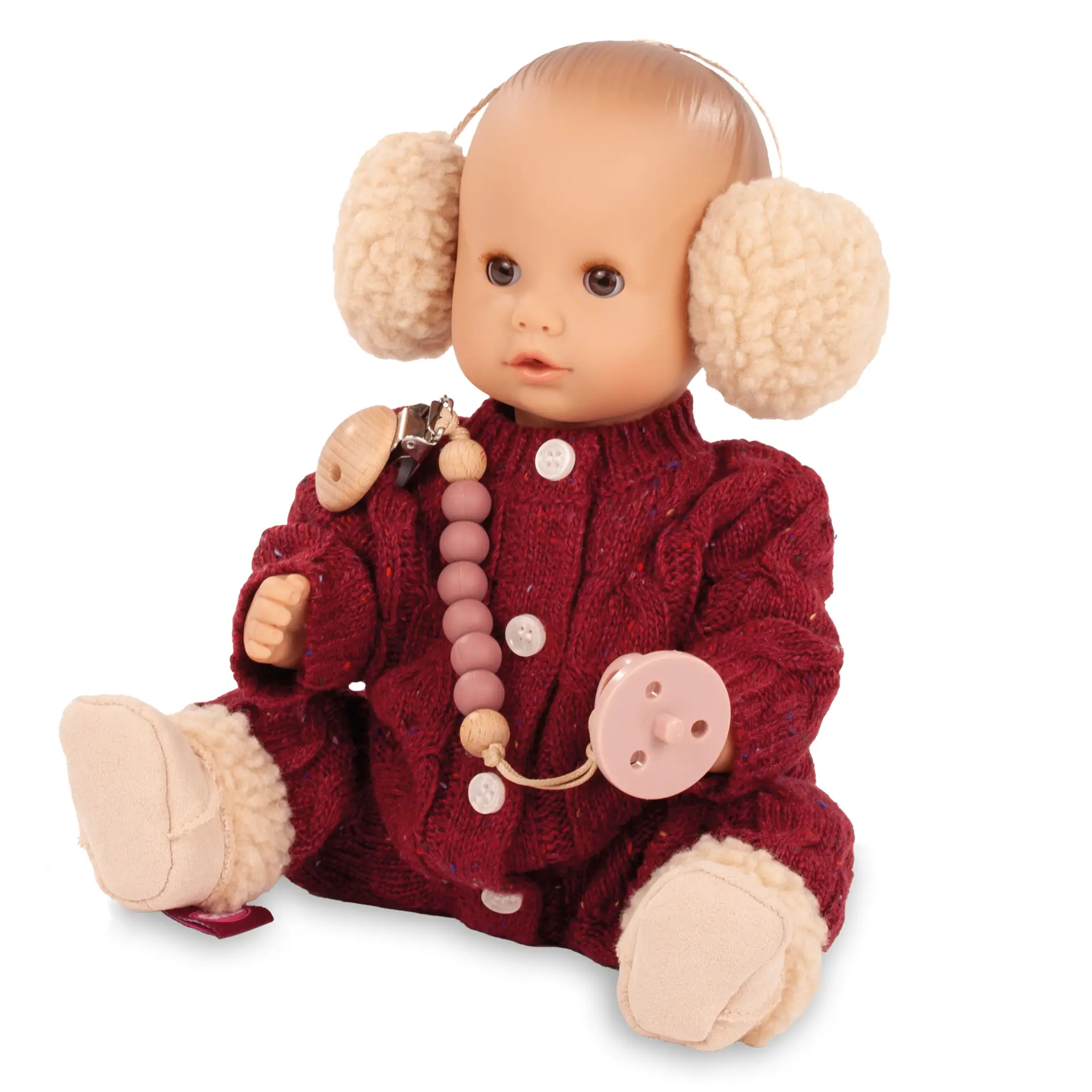 sleepy-aquini-jubilee-badepuppe-goetz-schlafaugen-braunaeugig-ohrenschuetzer-strickanzug-bordeaux-schnuller-schnullerkette-jubilaeumsedition