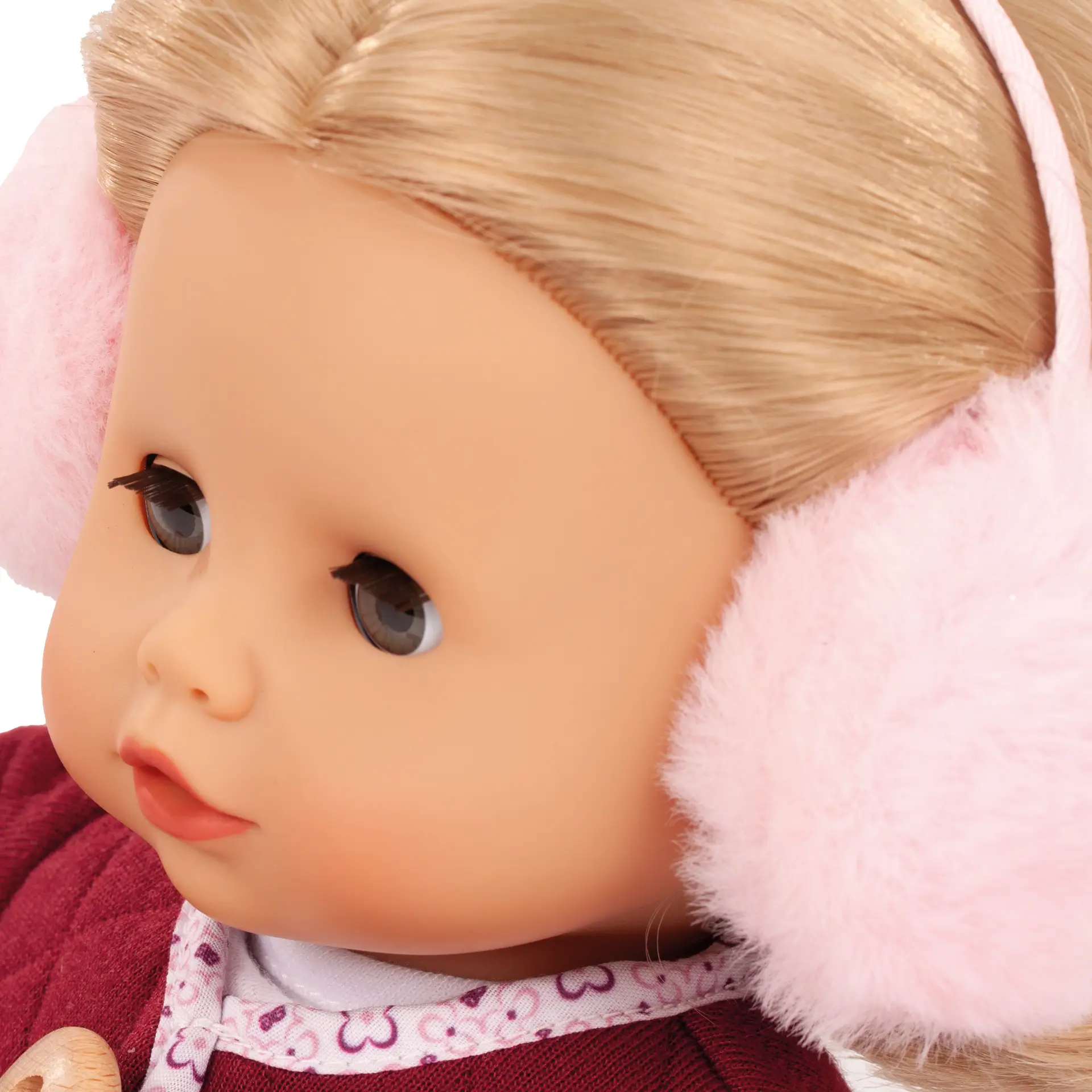 muffin-jubilee-babypuppe-goetz-ohrenschuetzer-blond-schlafaugen-blauaeugig