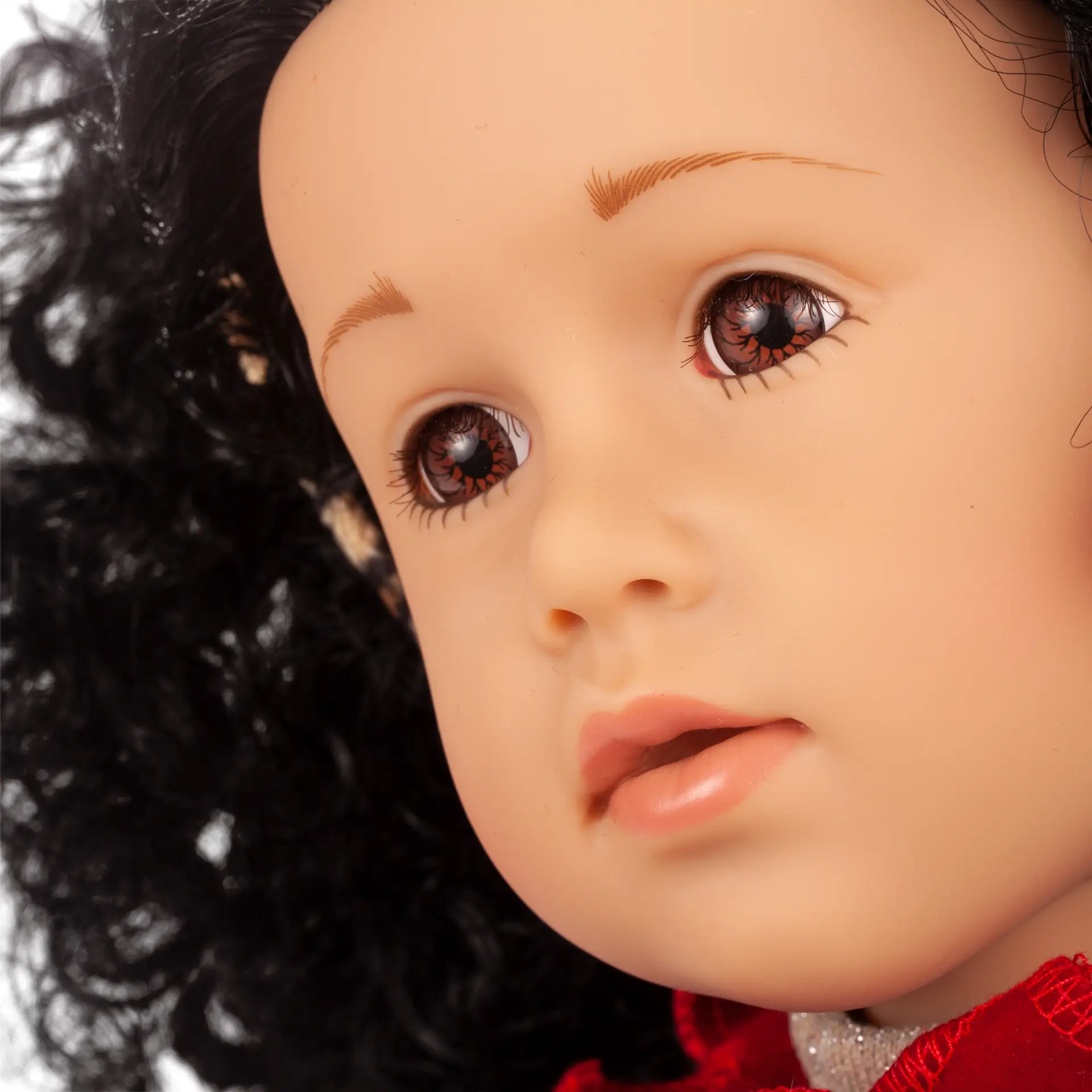 Portrait der Multigelenkstehpuppe Charlotte mit braunen, feststehenden Augen und schwarzen Locken von Goetz