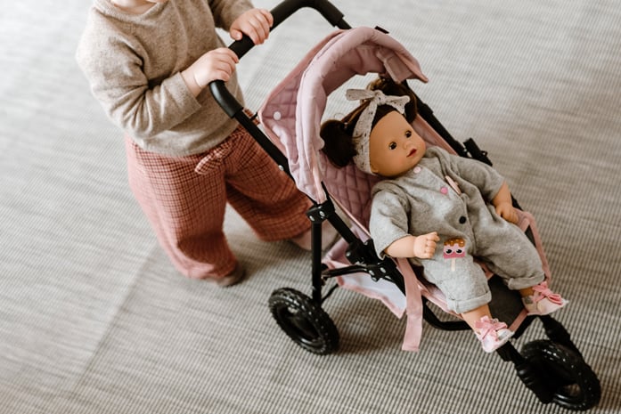 Puppenbuggy Soft Mood Goetz Kind schiebt rosa Puppenbuggy mit 42 cm großer Babypuppe an
