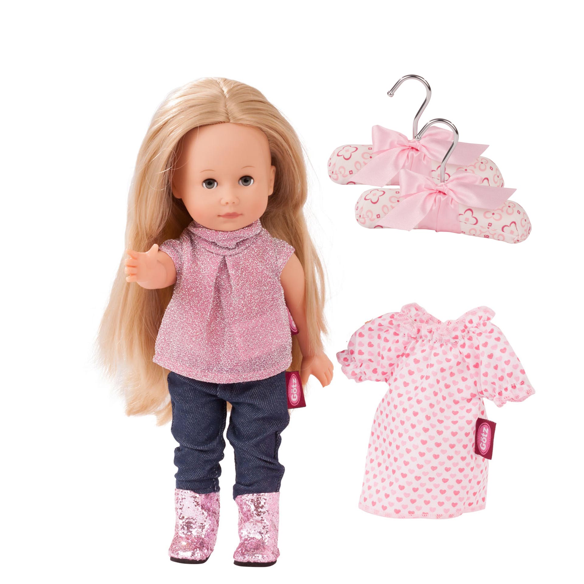 Stehpuppe Gr. 26 cm mit langem blonden Haar und blauen Schlafaugen. Sie traegt eine Jeans, eine Glitzerbluse und Glitzerstiefel  dazu sind noch  zwei Kleiderbügel und ein Kleid von Goetz