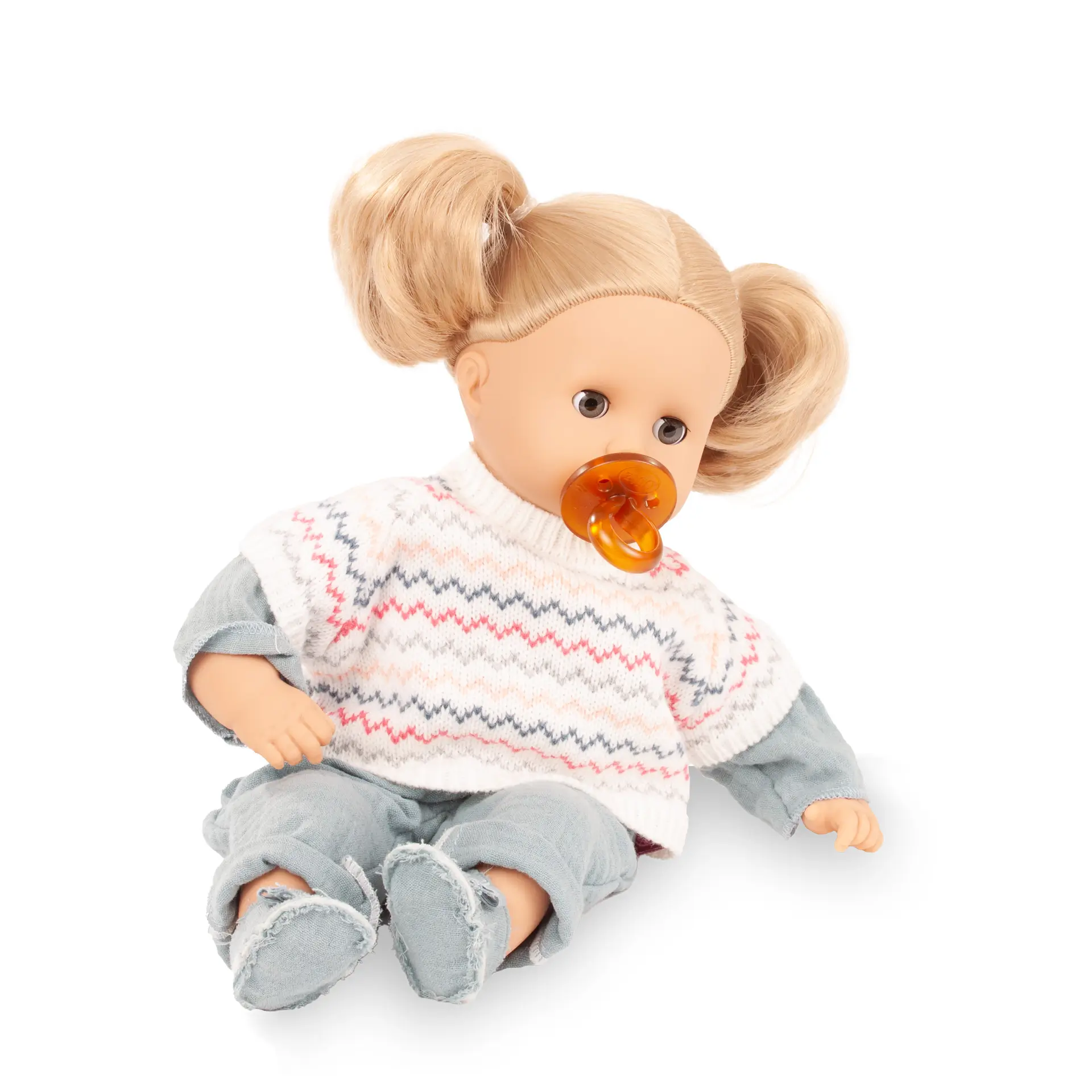 Babypuppe Gr. 33 cm mit blondem Haar und blauen Schlafaugen. Sie hat einen Schnuller dabei, traegt einen Overall mit Strickpullunder darüber und Stoffschuhe von Goetz