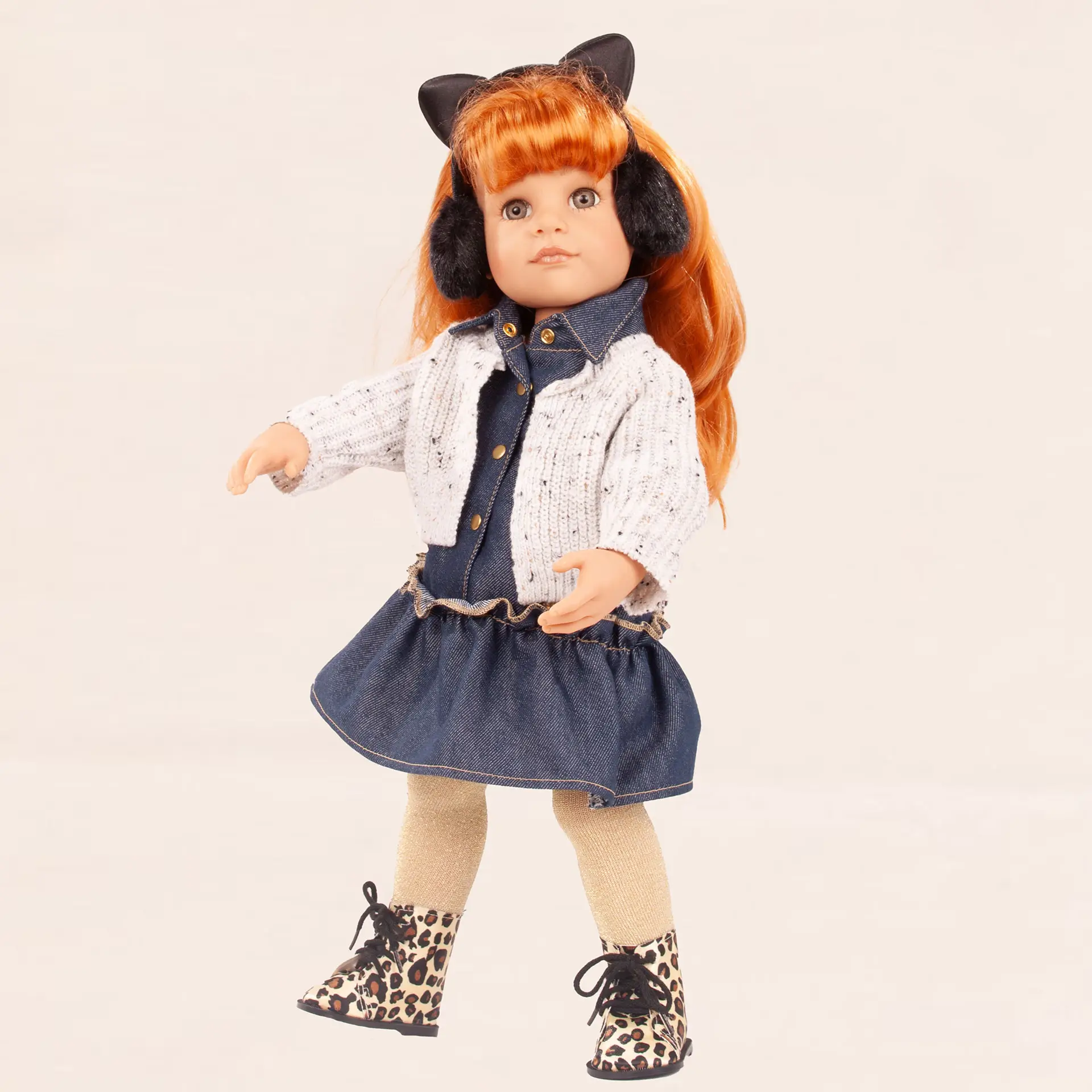 shop-the-look-stehpuppe-leo-stiefel-jeanskleid-Haarreif-strickjacke-rote-haare