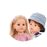 Babypuppe und Stehpuppe Goetz Portraitaufnahme von Stehpuppe mit blonden Haaren braunen Augen und Haarreif und Babypuppe mit braunen Schlafaugen braunen Haaren und Muetze