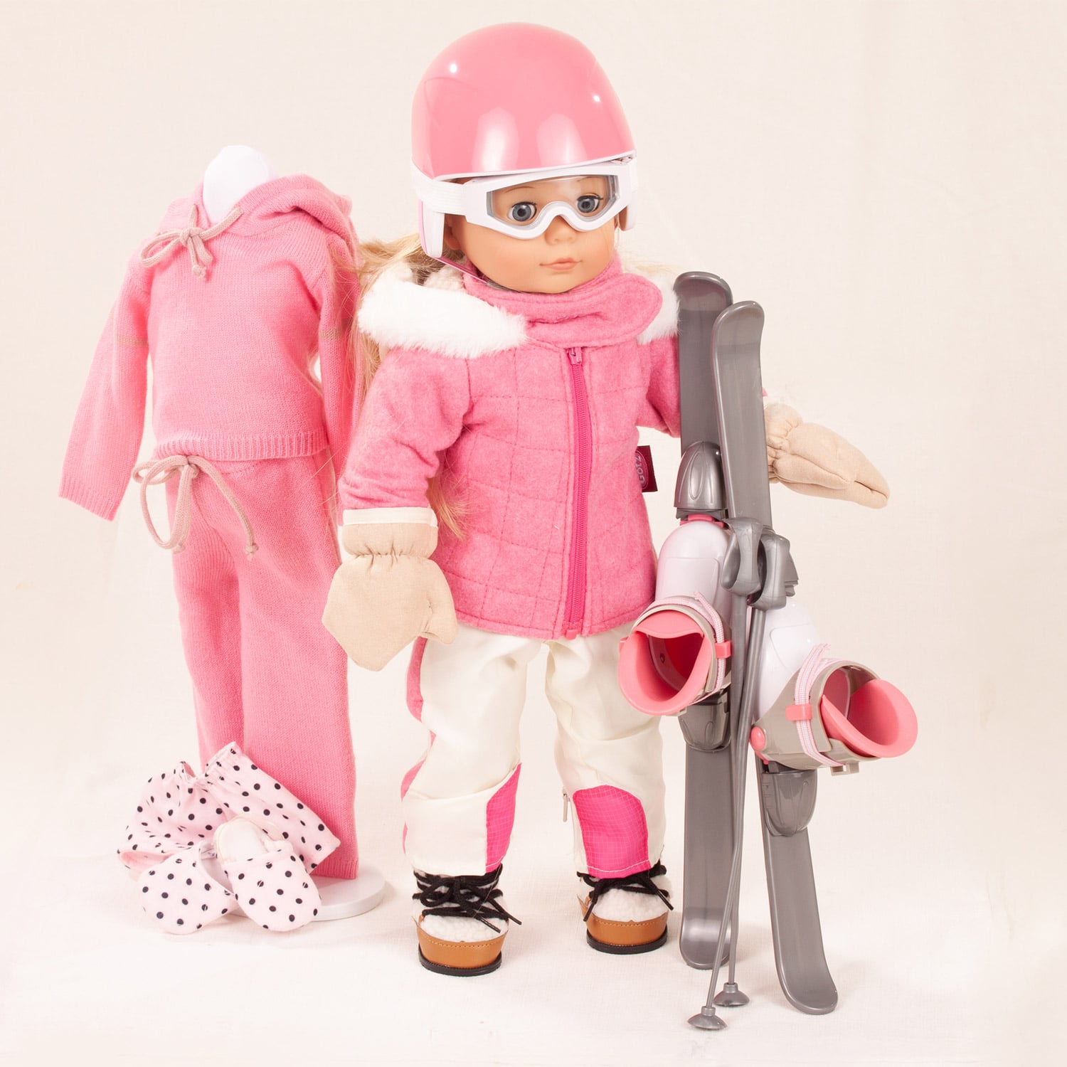 50 cm grosse Stehpuppe mit Skianzug, Skiausruestung und Loungewear