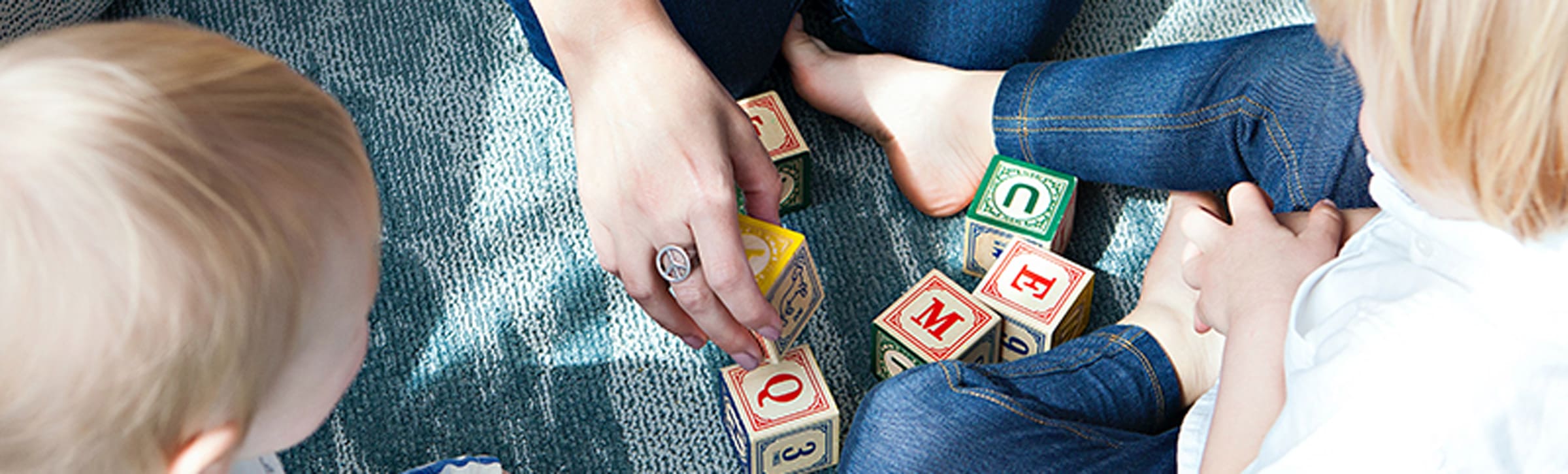 Kinder spielen und rätseln auf dem boden um sich zu bescheaftigen