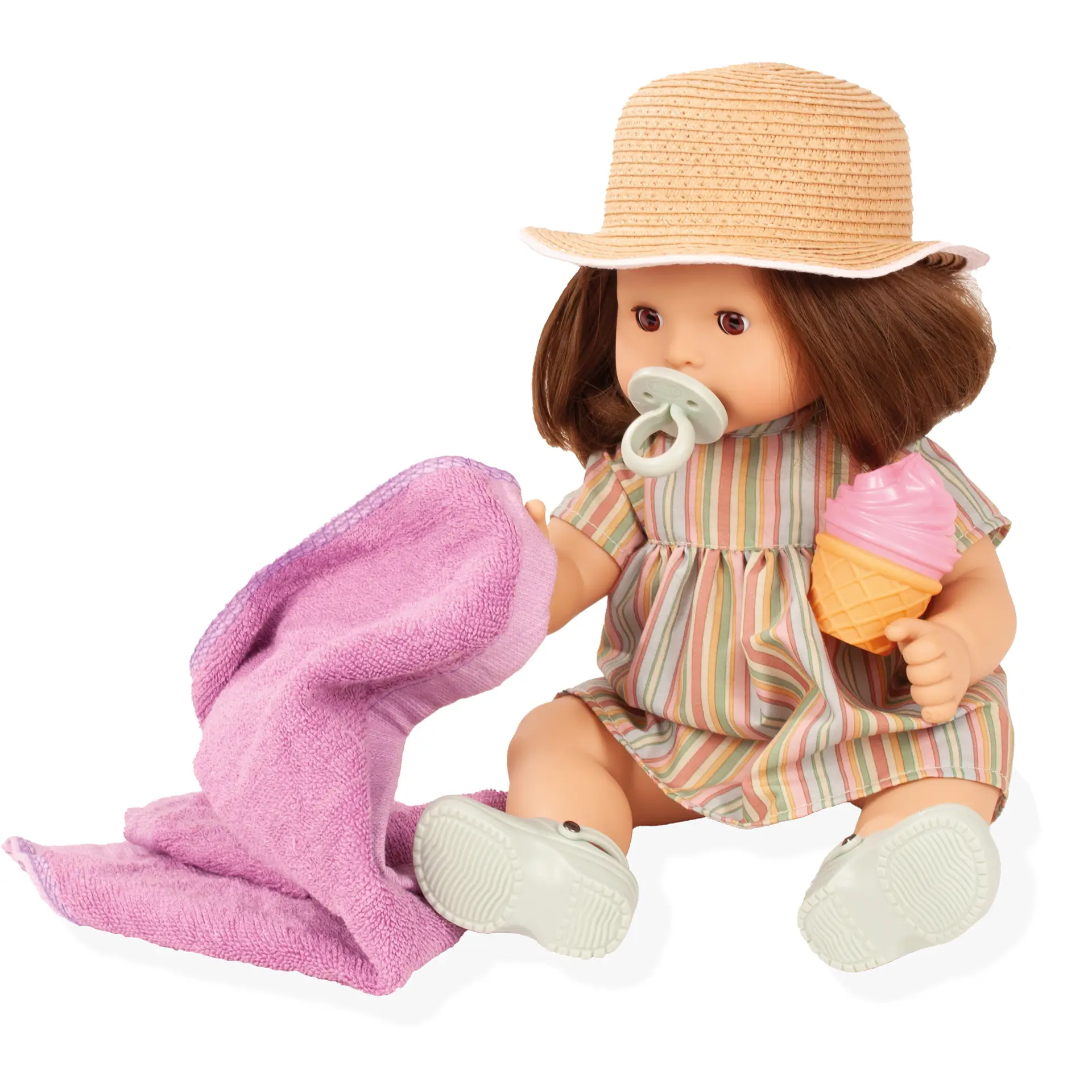 2518254-maxy-aquini-beach-vibes-badebaby-goetz maxy-aquini-beach-vibes-badebaby-goetz-schlafaugen-braune-augen-sandalen-badetuch-wasserspielzeug-sommerkleid-pagenkopf-braunhaarig-strohhut-schnuller